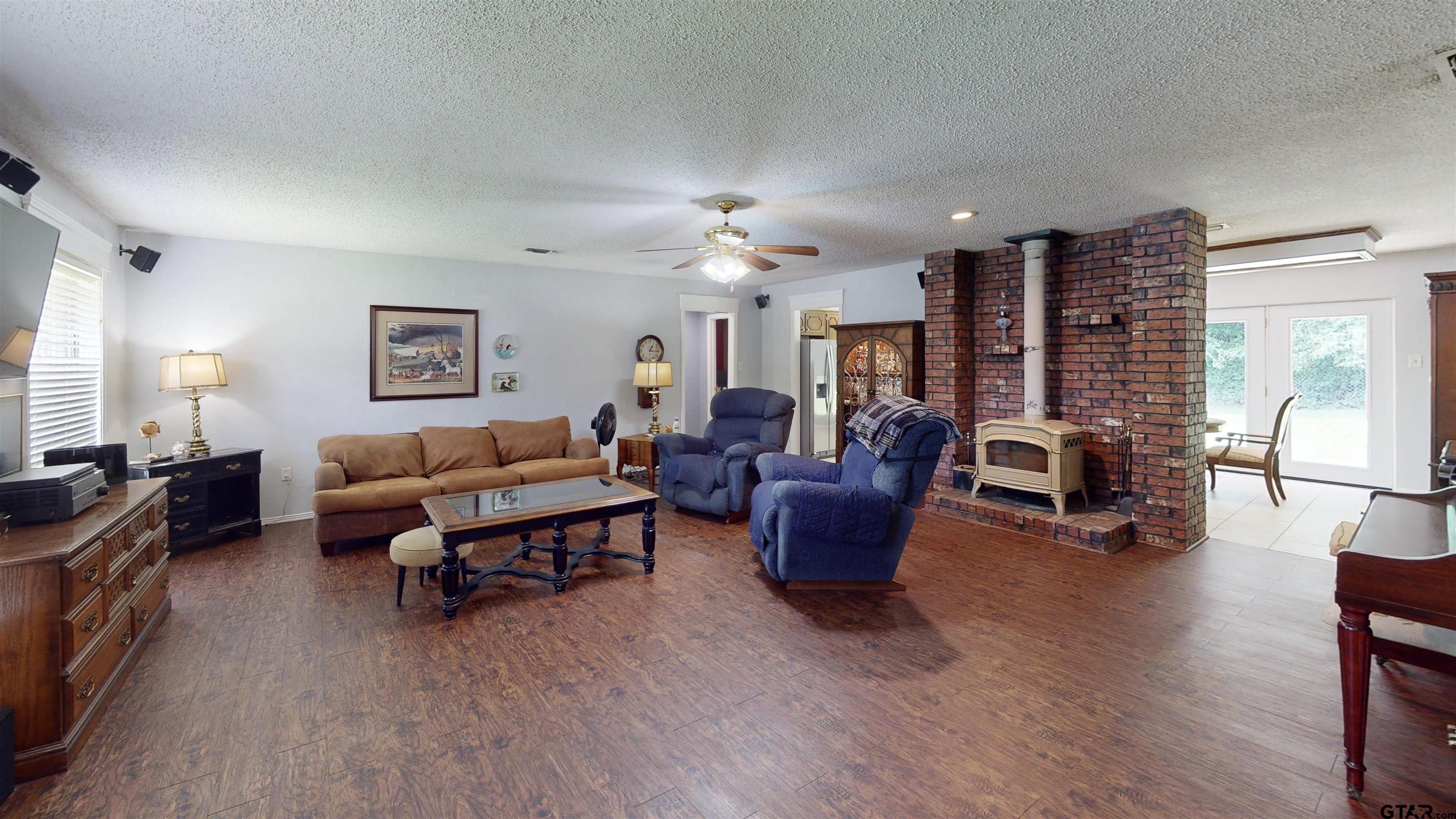 10203 Crestview Dr.