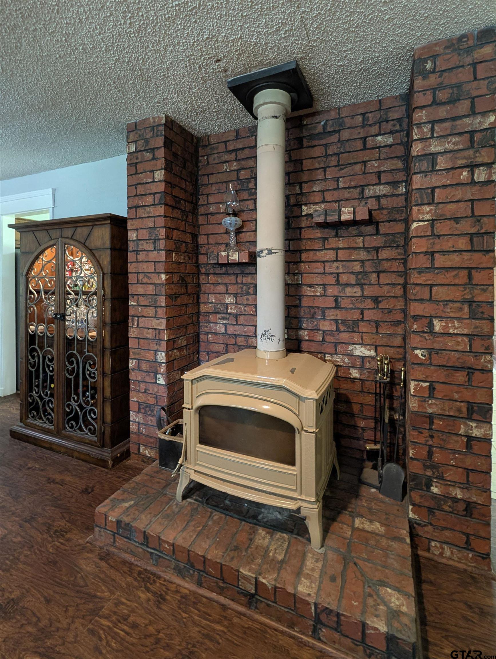 10203 Crestview Dr.