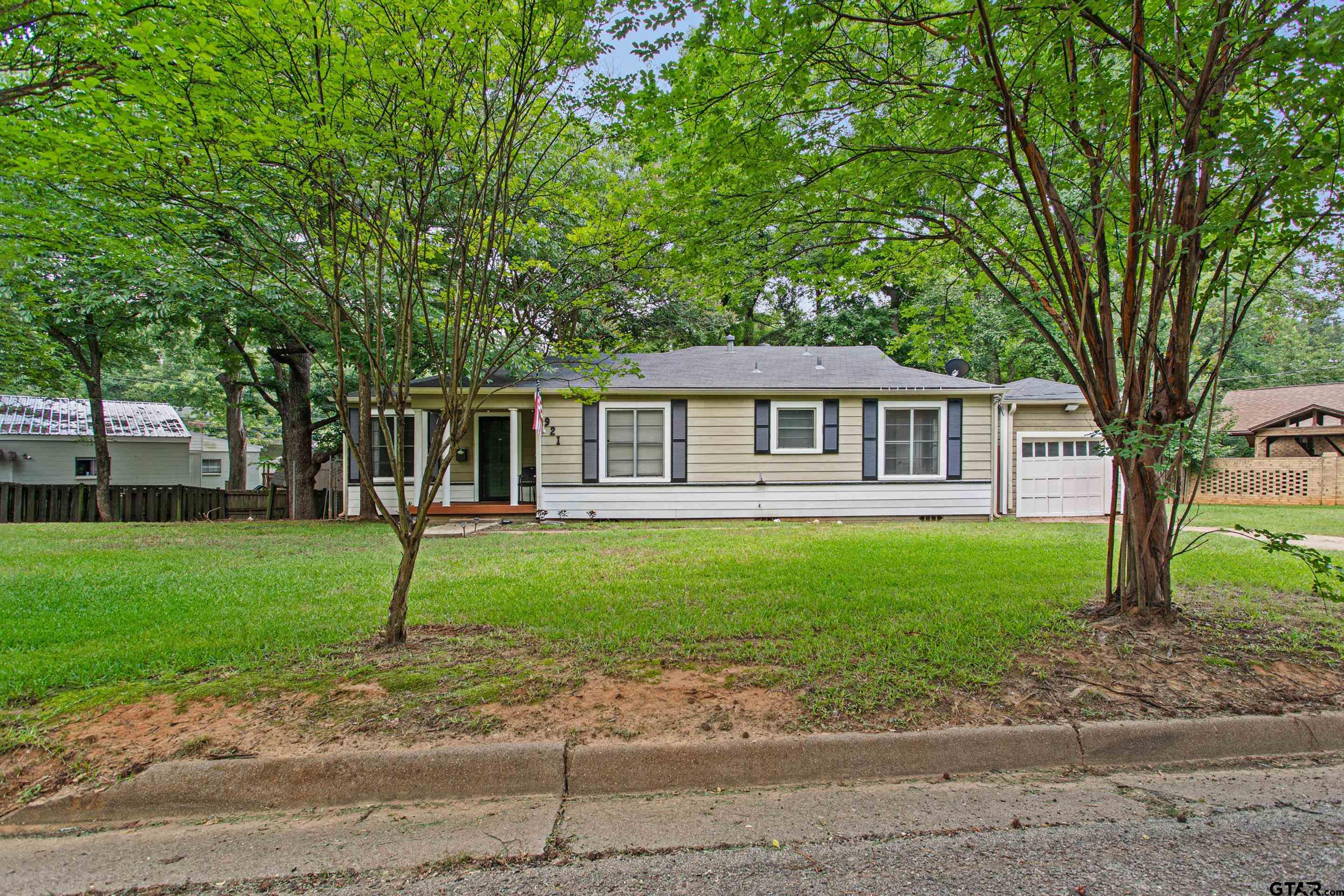 921 W Ellis Dr.