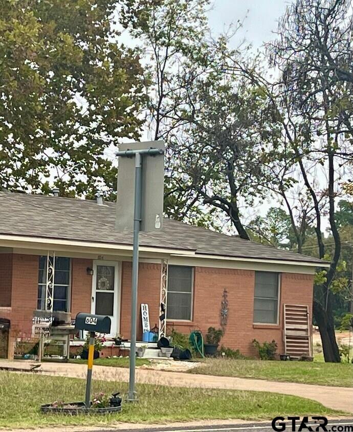 802 E Hubbard