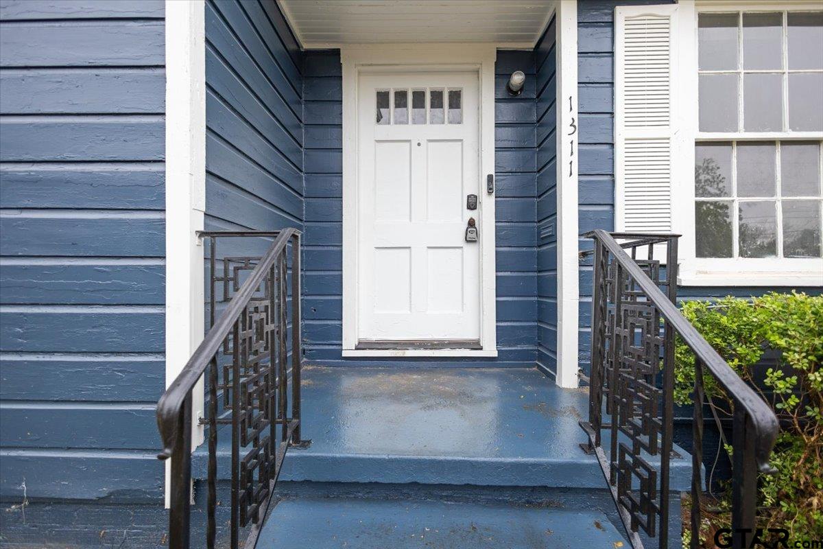 1311 E Dawson