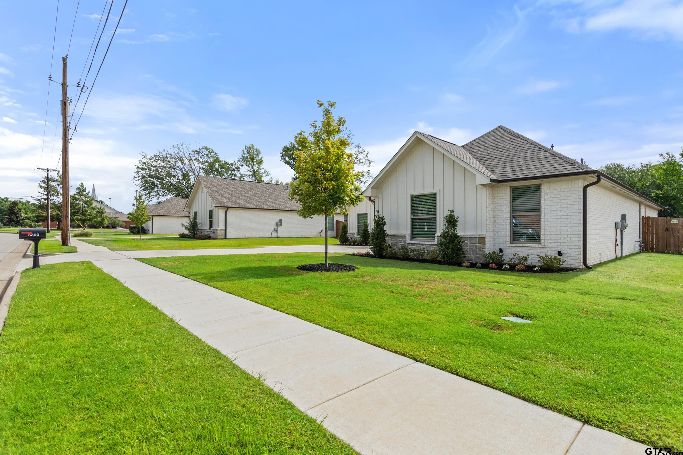 5300 Hollytree Dr