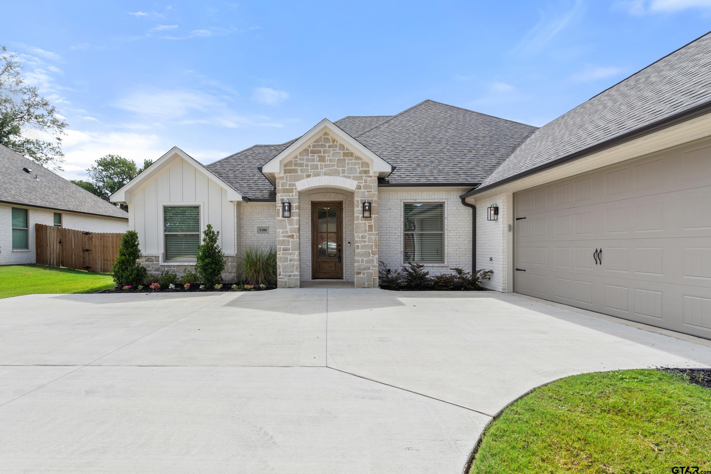 5300 Hollytree Dr