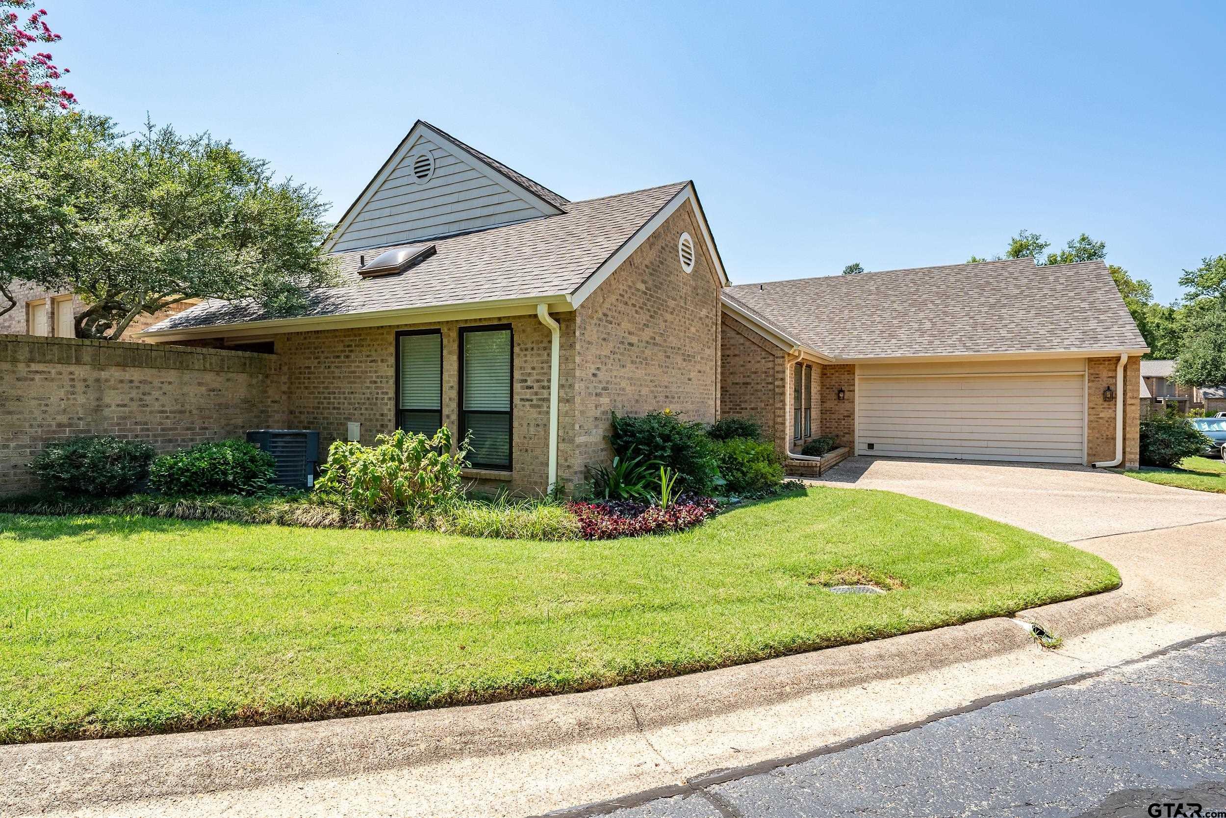 817 Woodhall