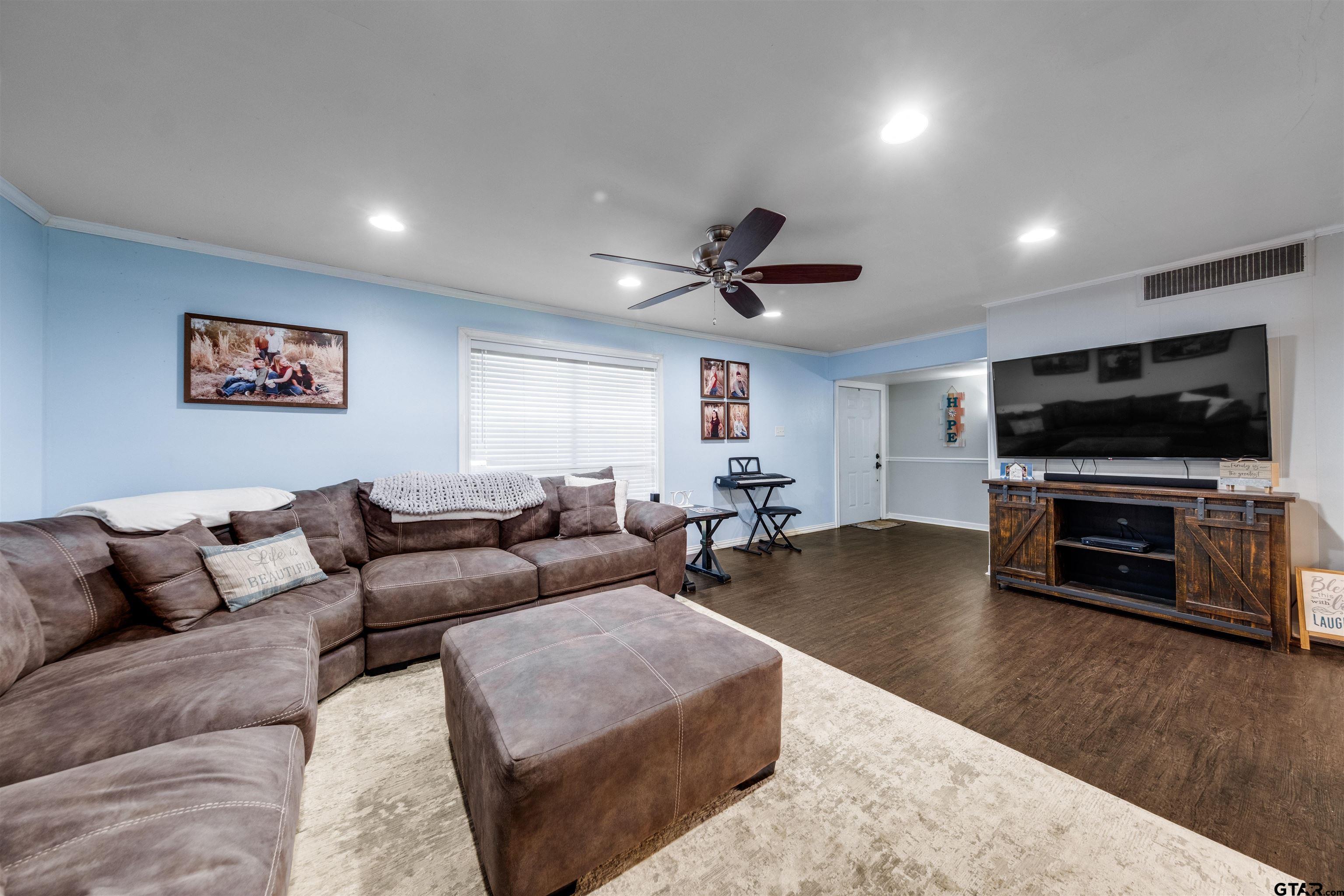 207 Lakeshore Dr.