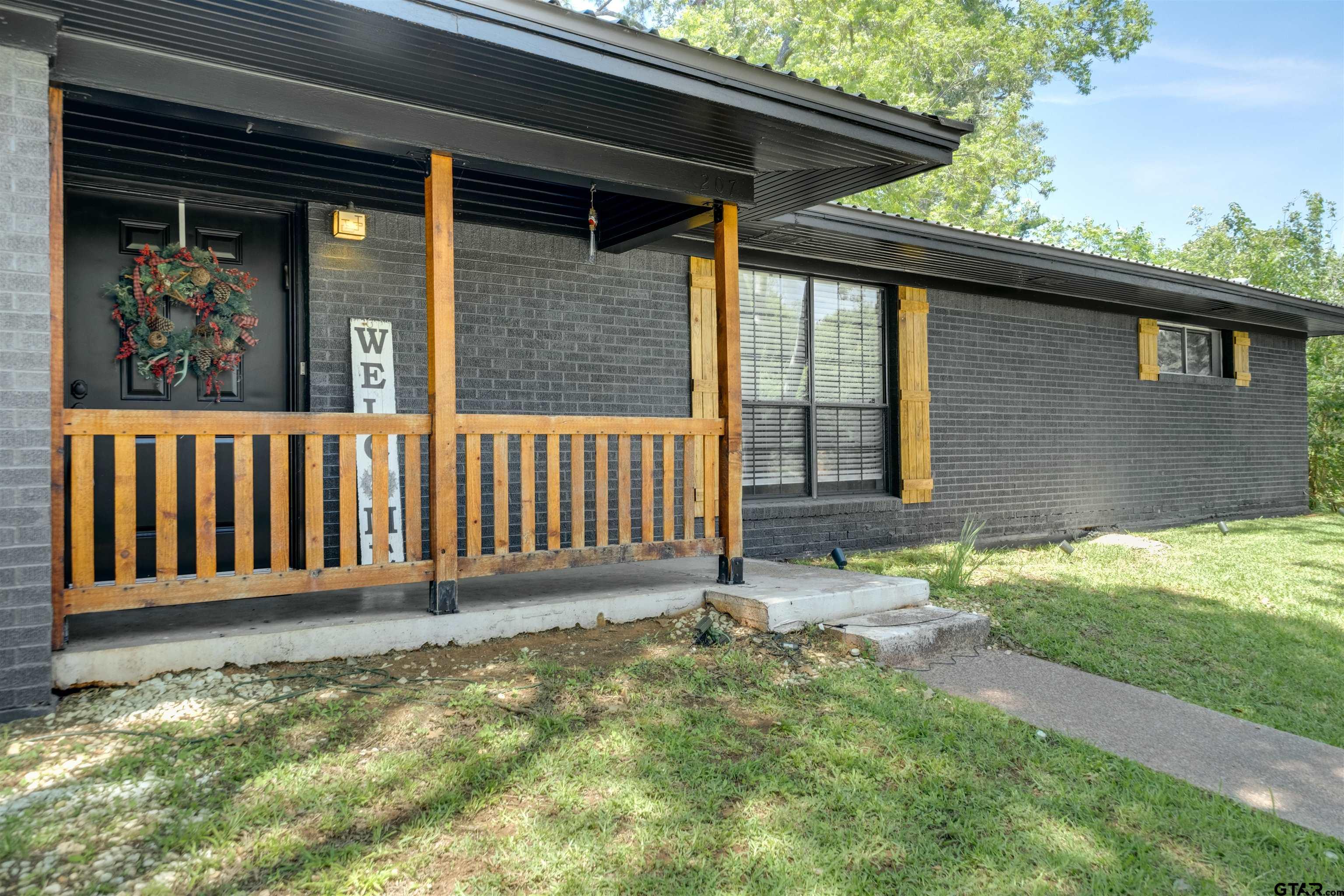 207 Lakeshore Dr.