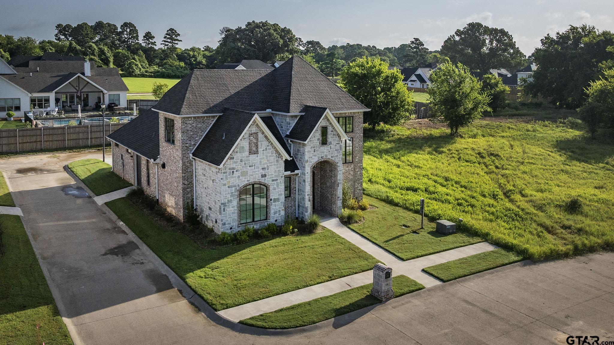 108 Winding Oaks Dr