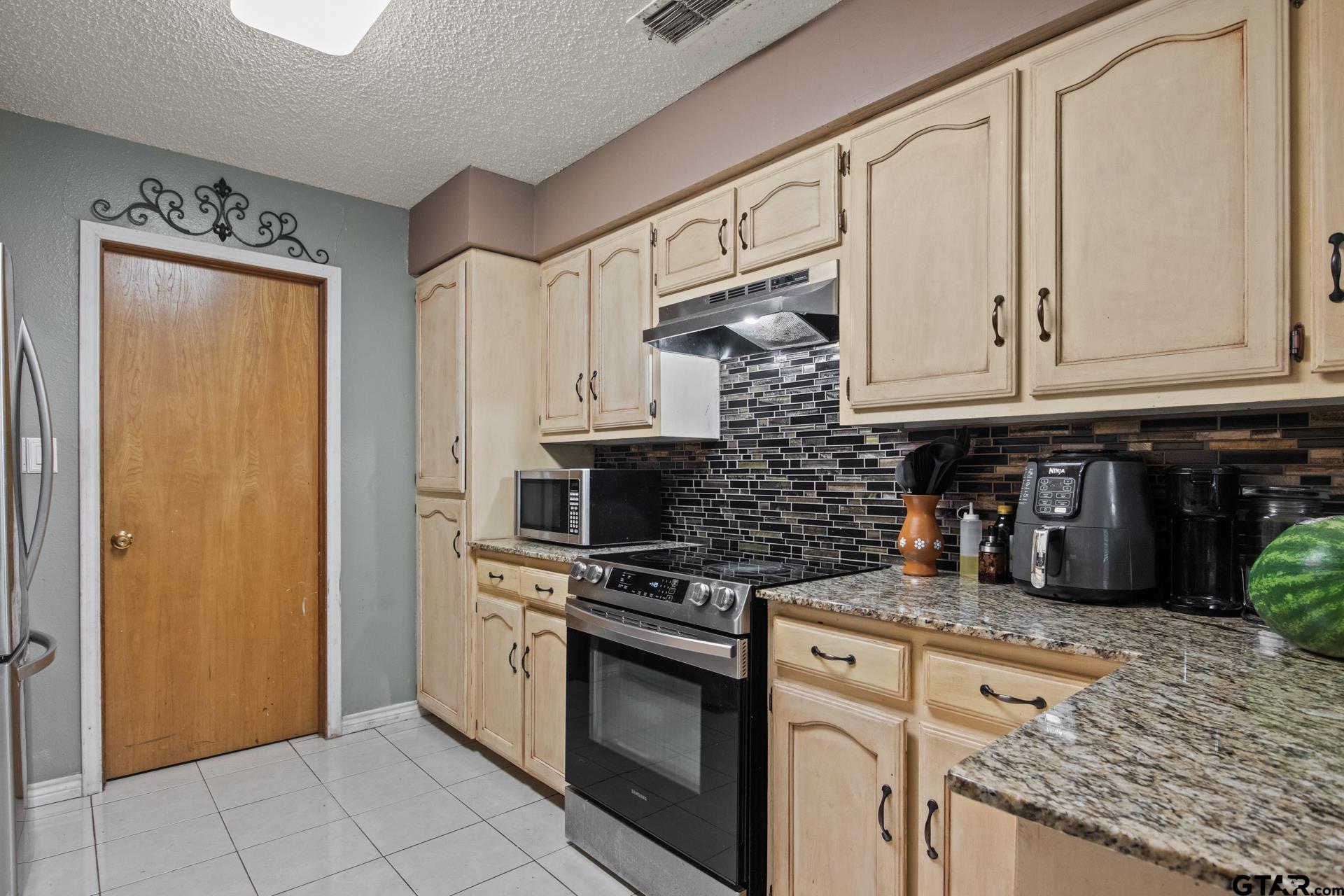 206 Carr Dr
