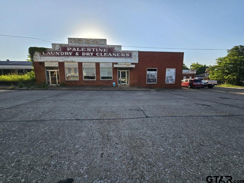 502 N Perry