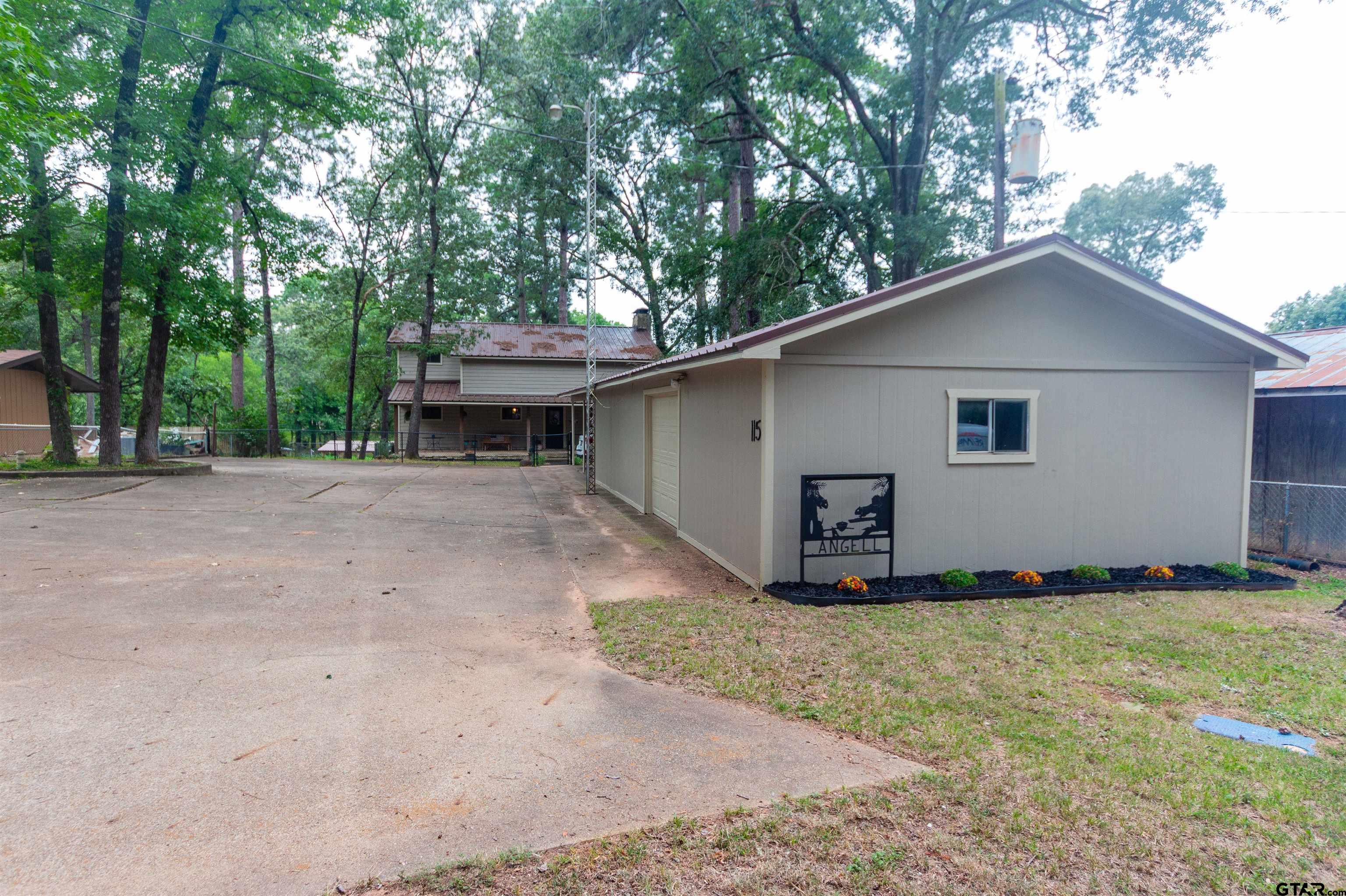 115 Lago Vista Ln