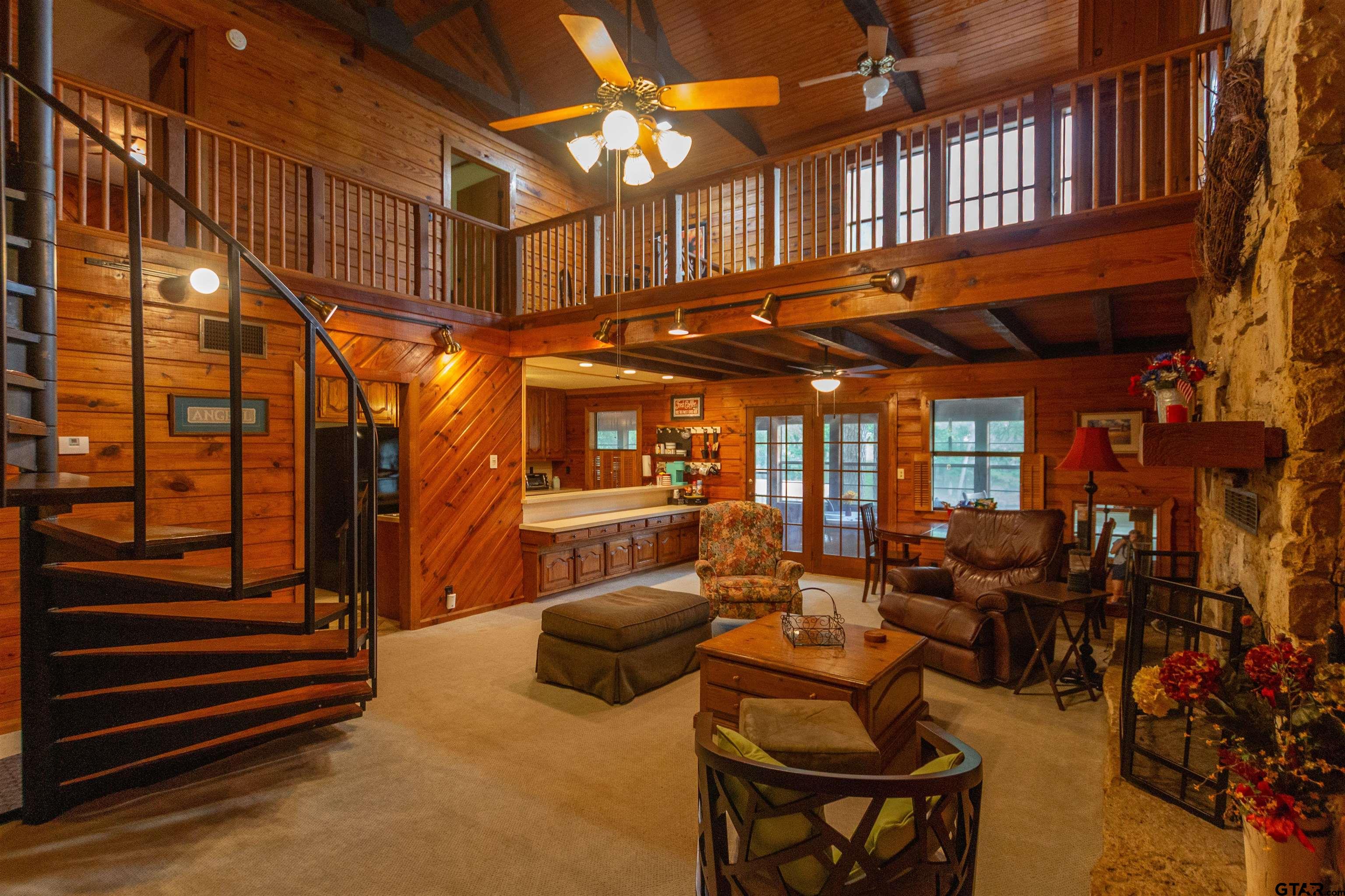 115 Lago Vista Ln