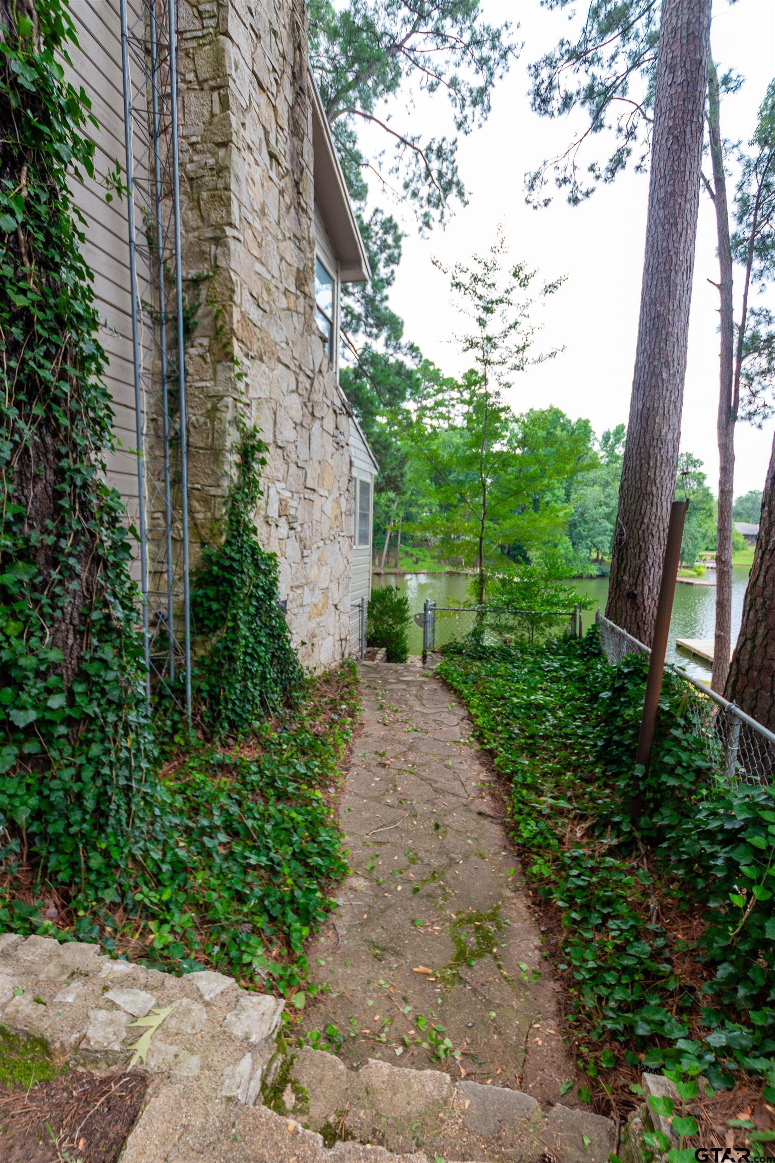 115 Lago Vista Ln