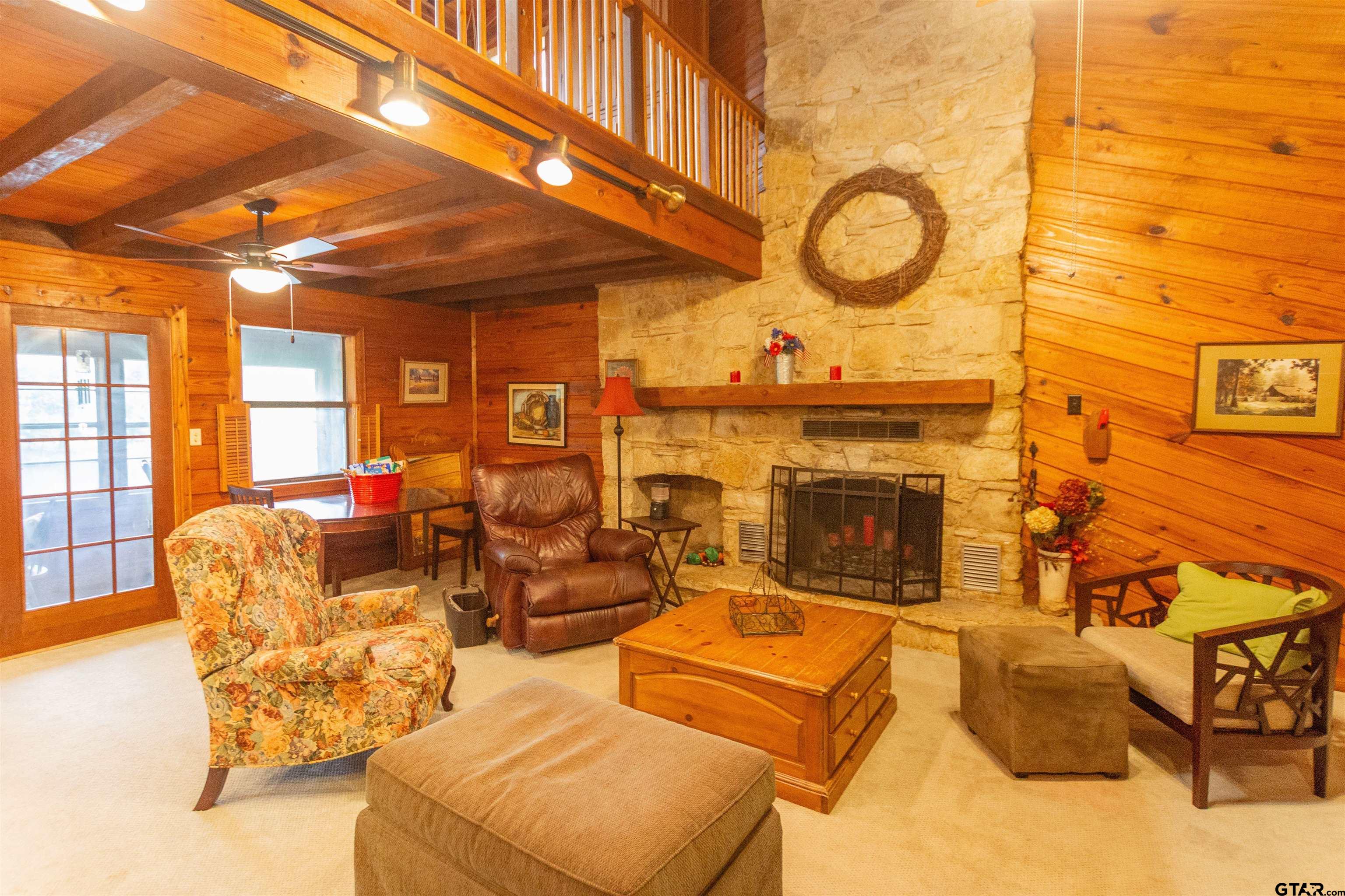 115 Lago Vista Ln