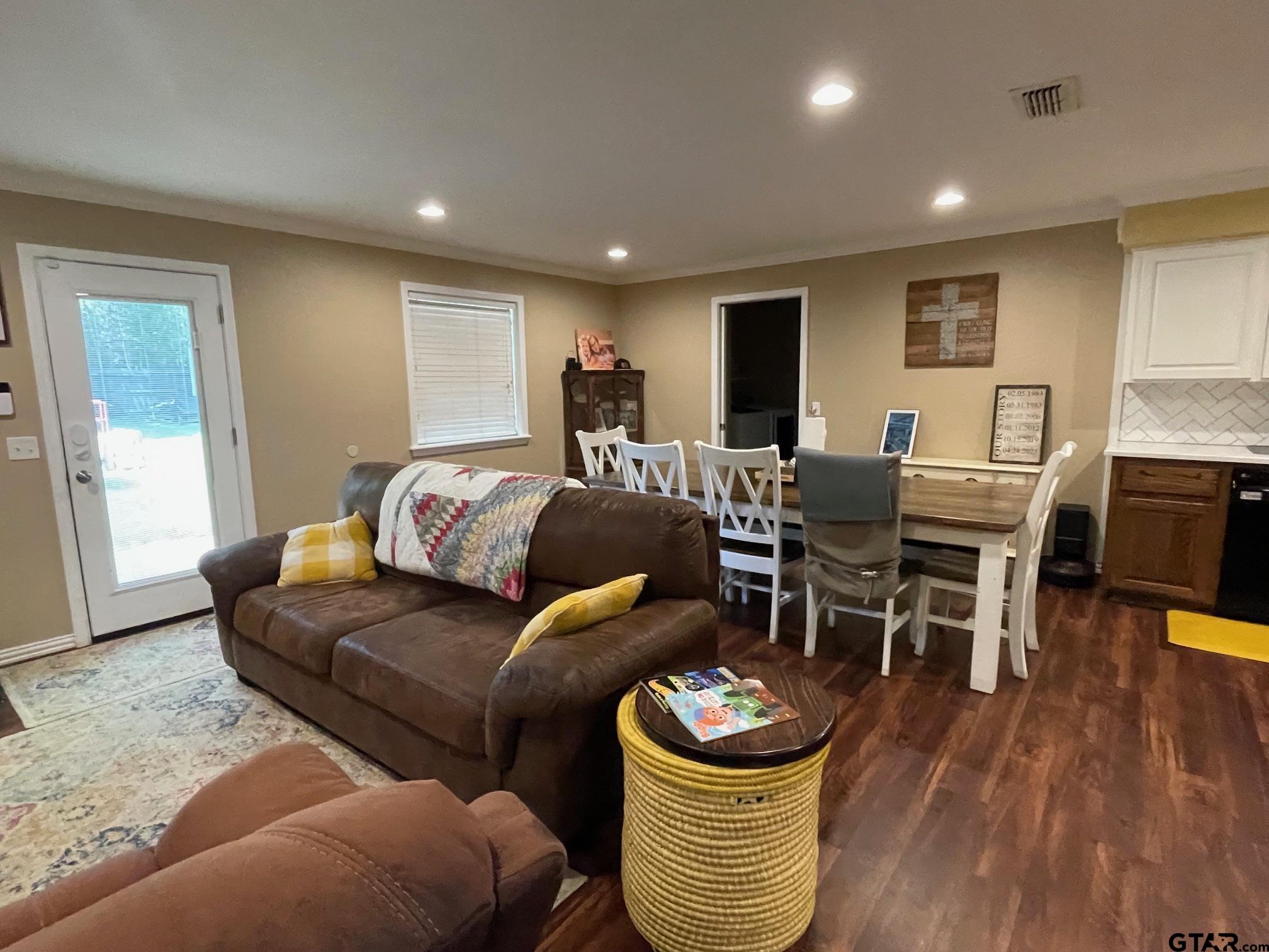 4054 Lakeshore Drive