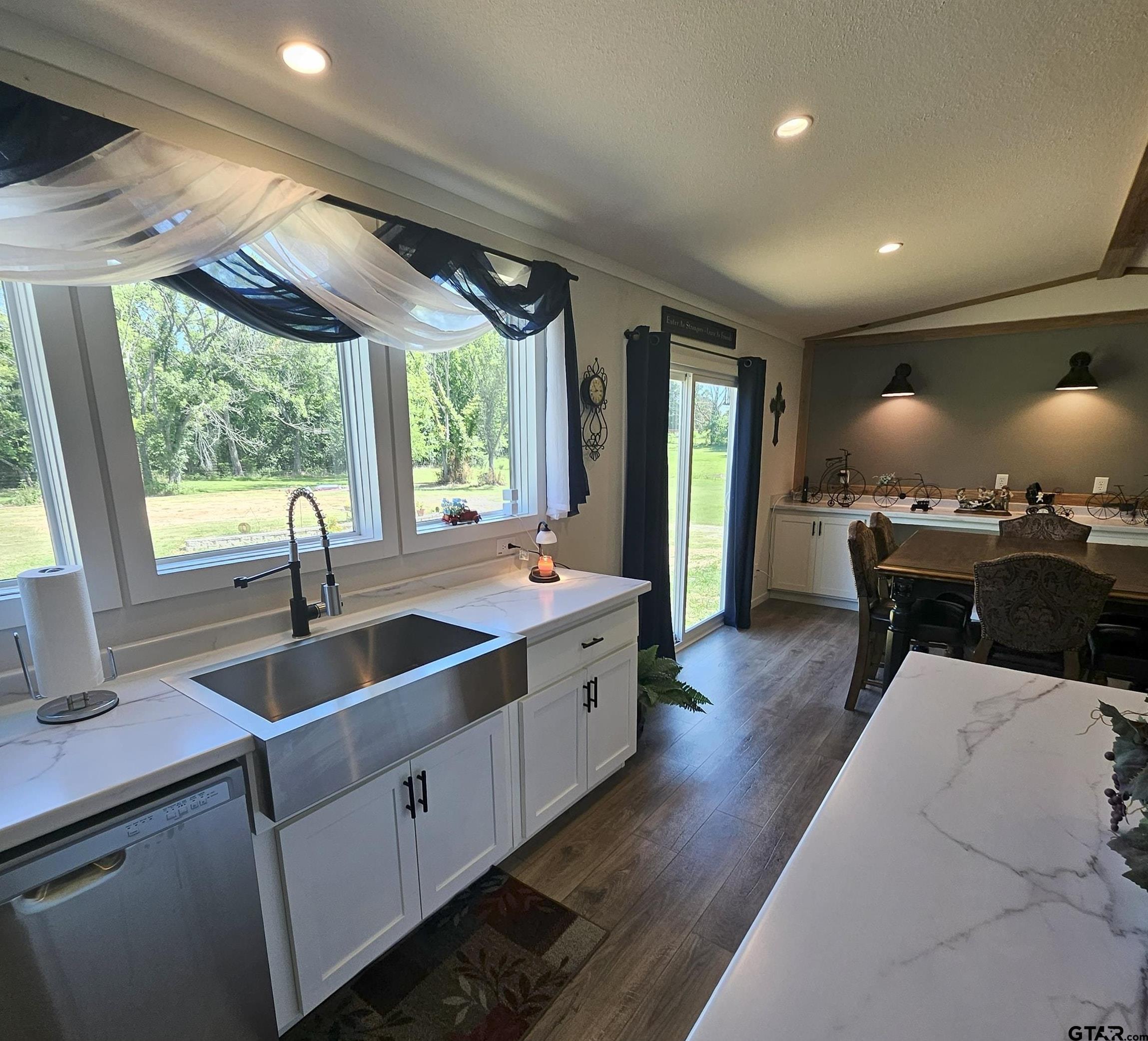 5521 Street Highway 31 East