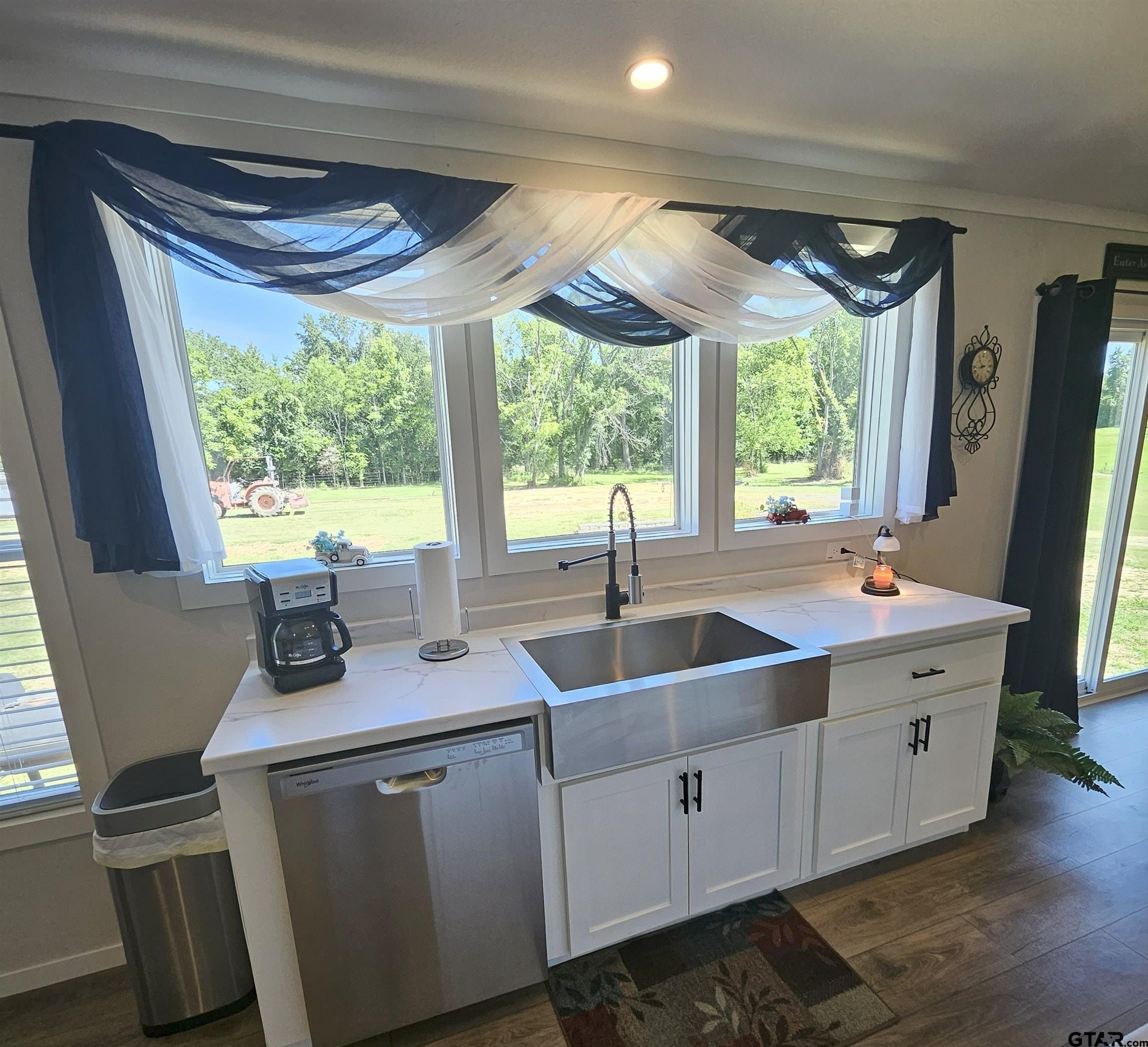 5521 Street Highway 31 East