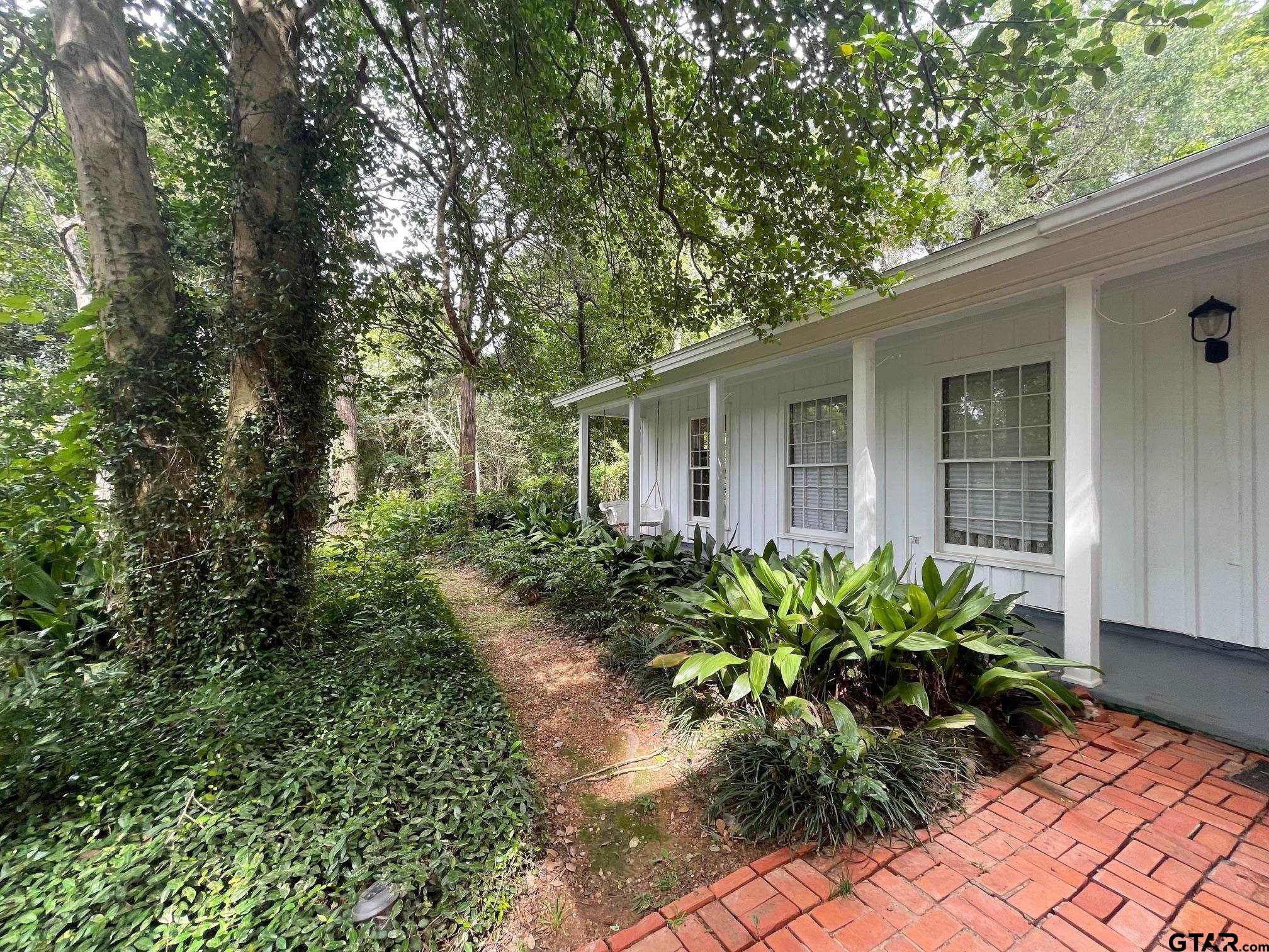 1106 E Redbud