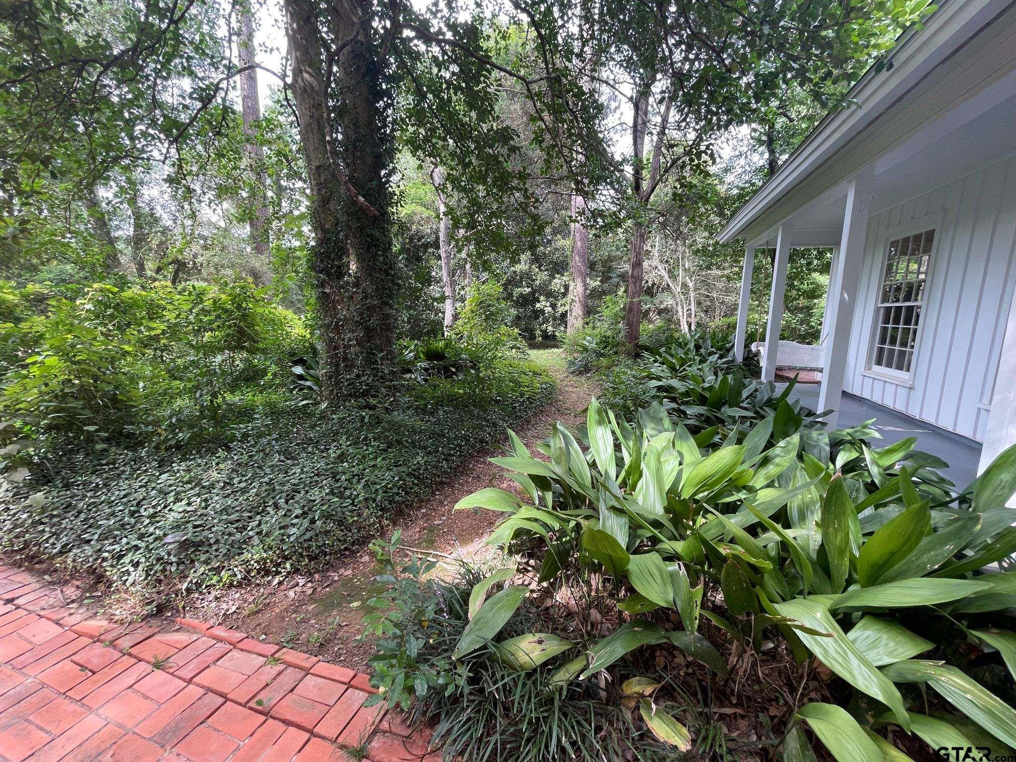 1106 E Redbud