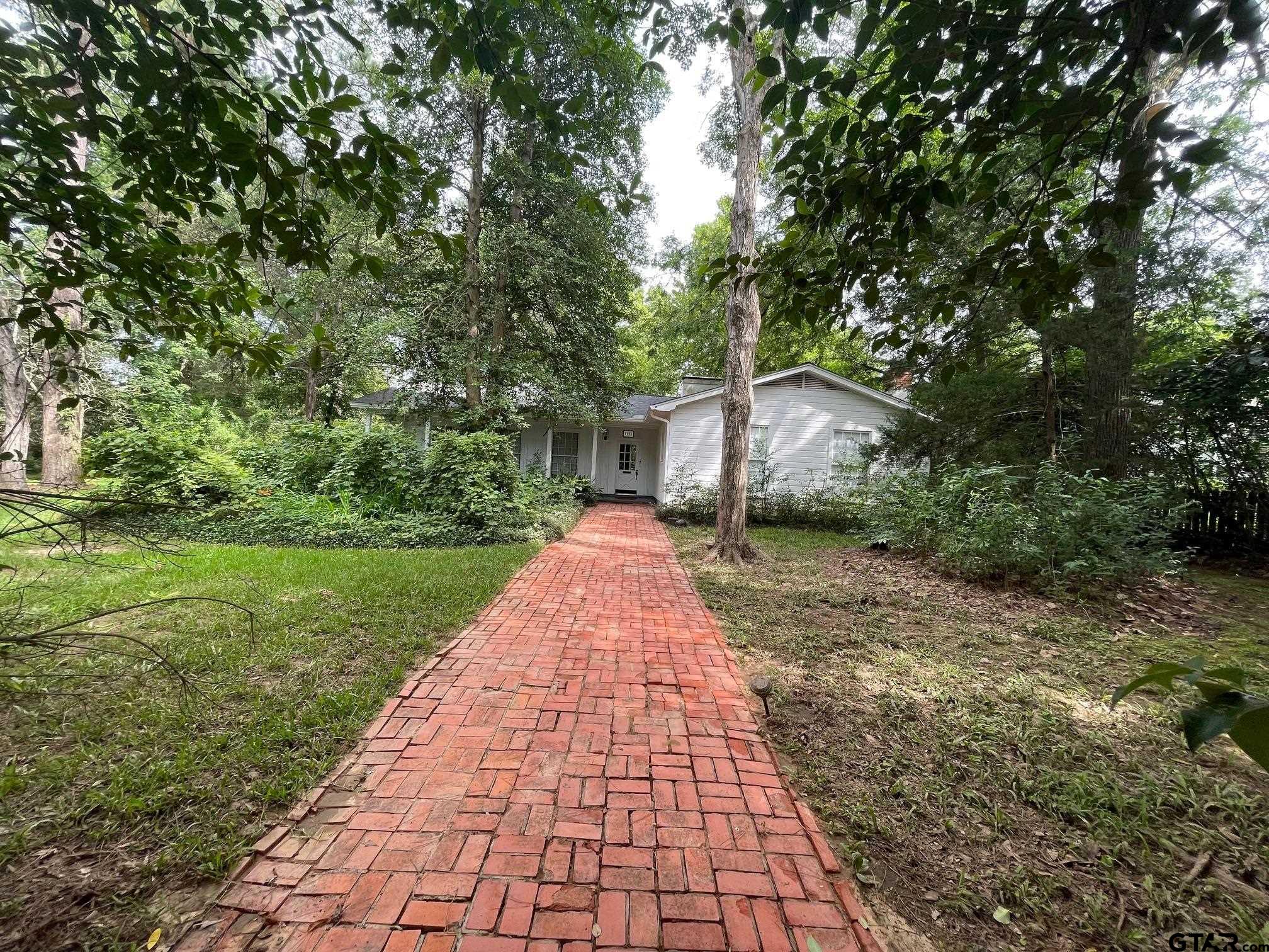 1106 E Redbud