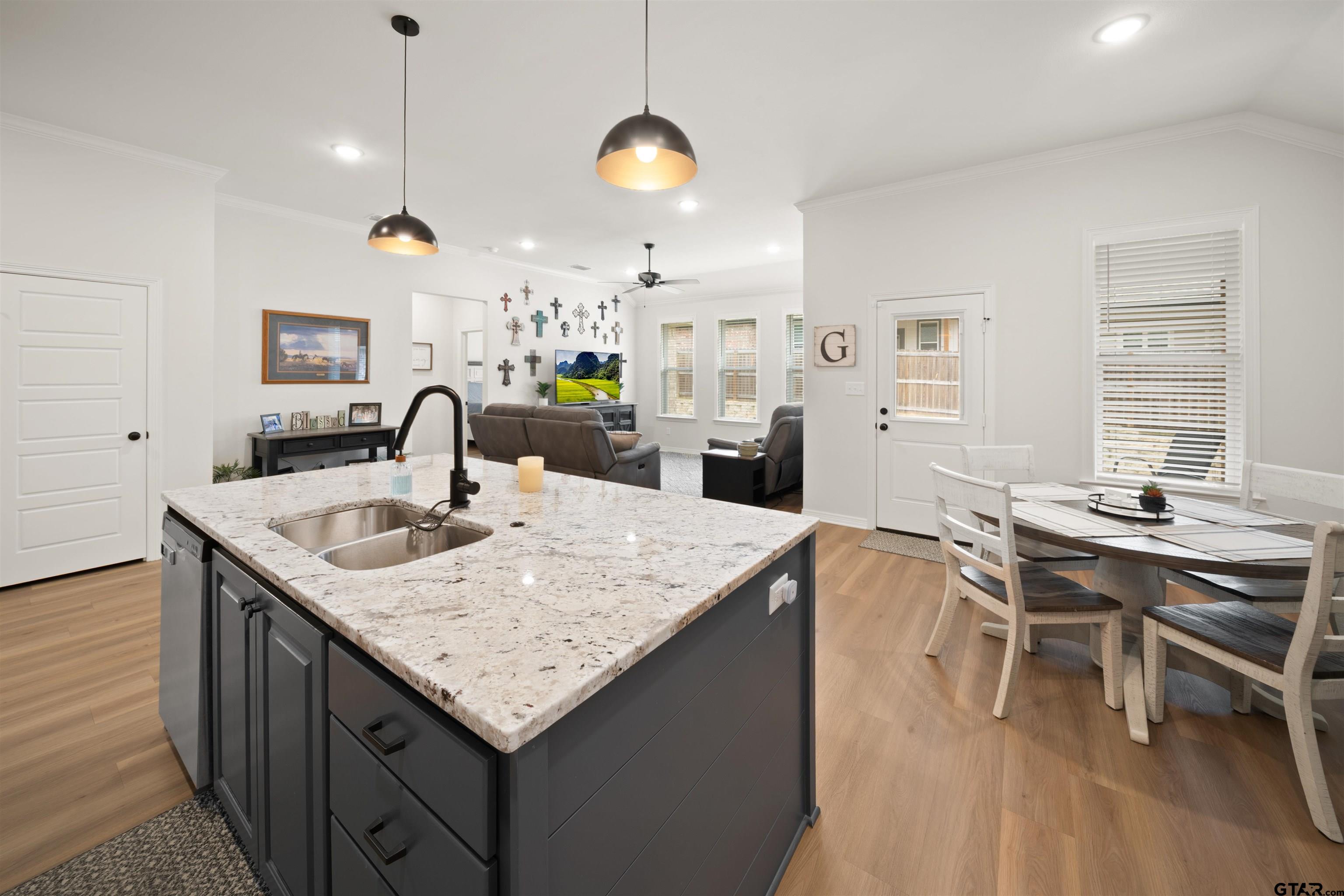 3057 Royal Garden
