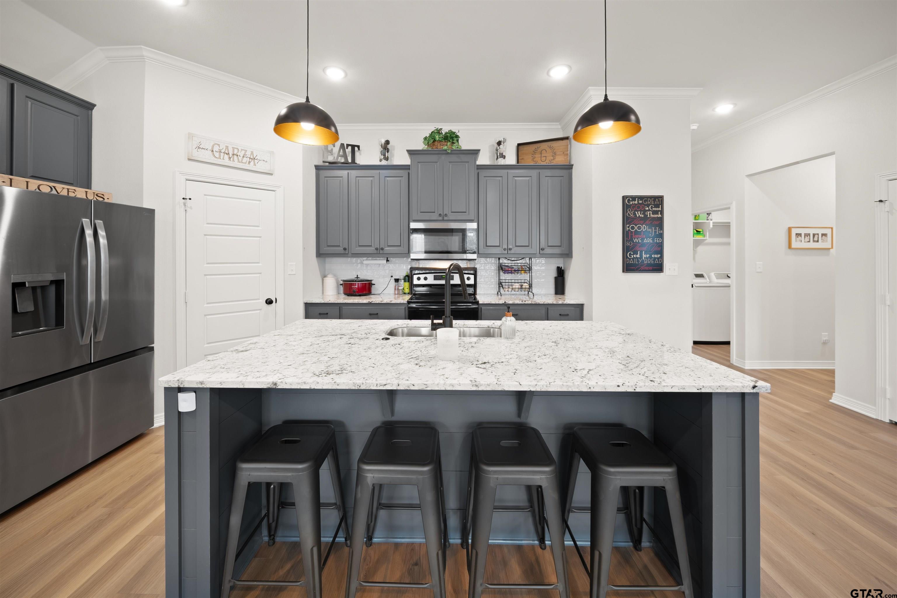 3057 Royal Garden