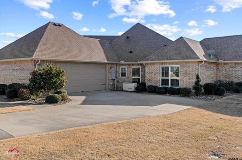 A home in Lindale