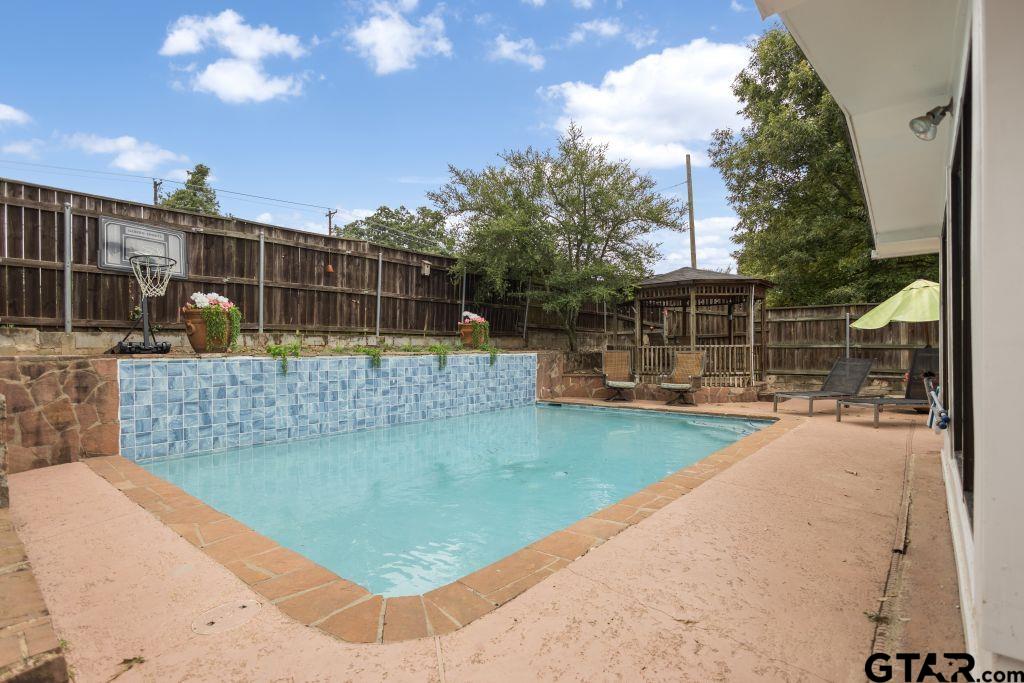 5707 Persimmon Dr