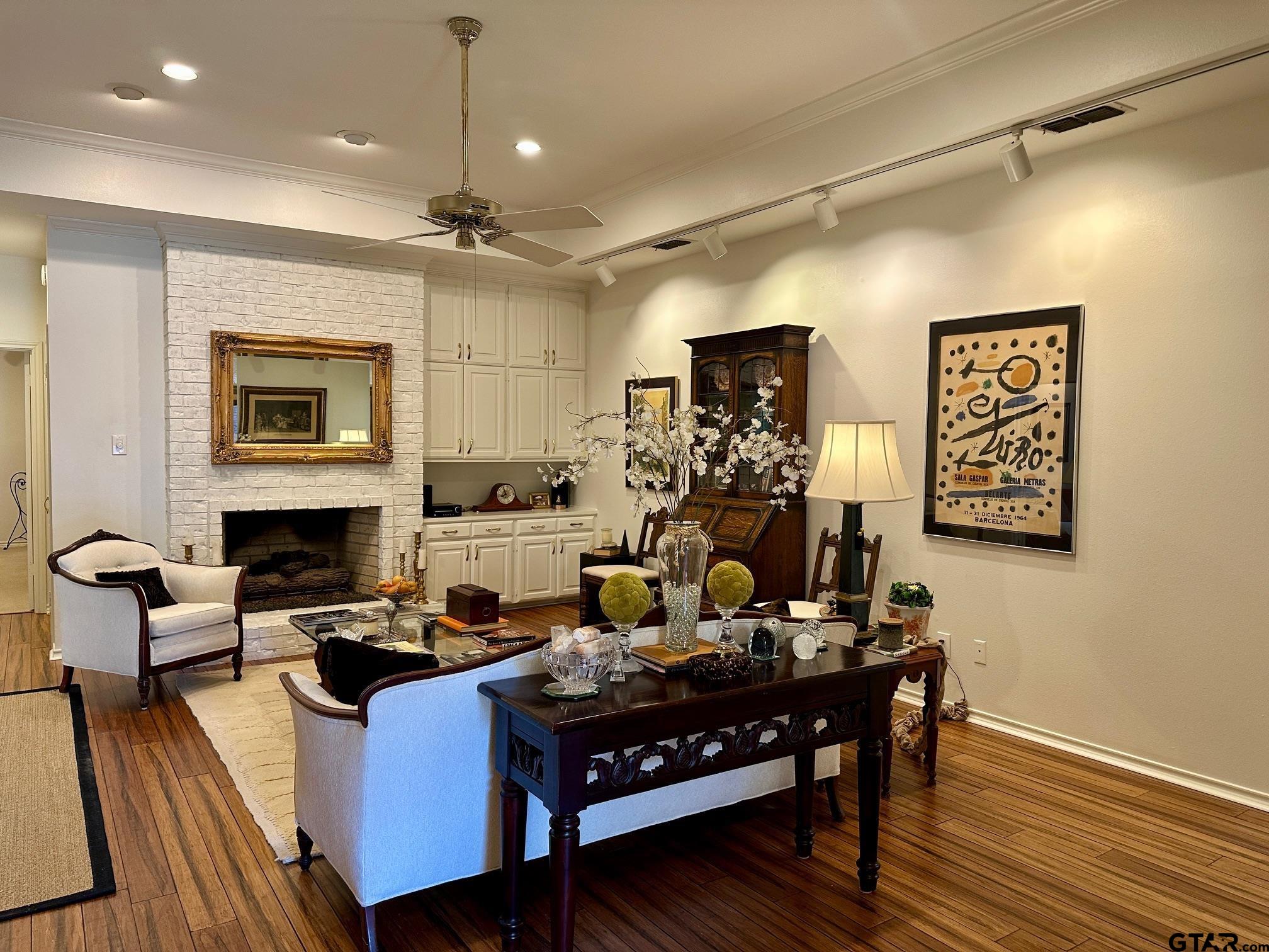 3308 Trafalgar Square