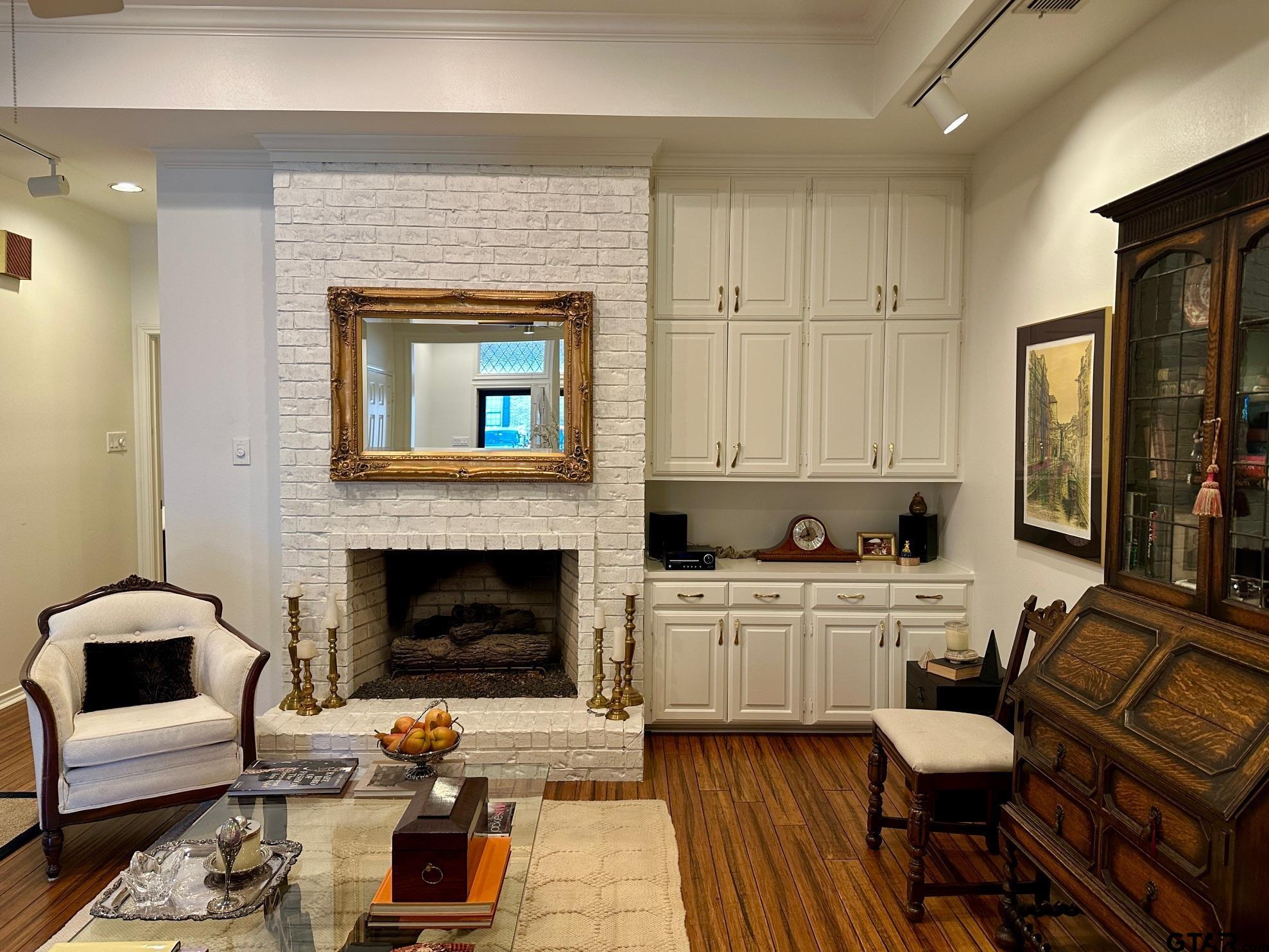 3308 Trafalgar Square