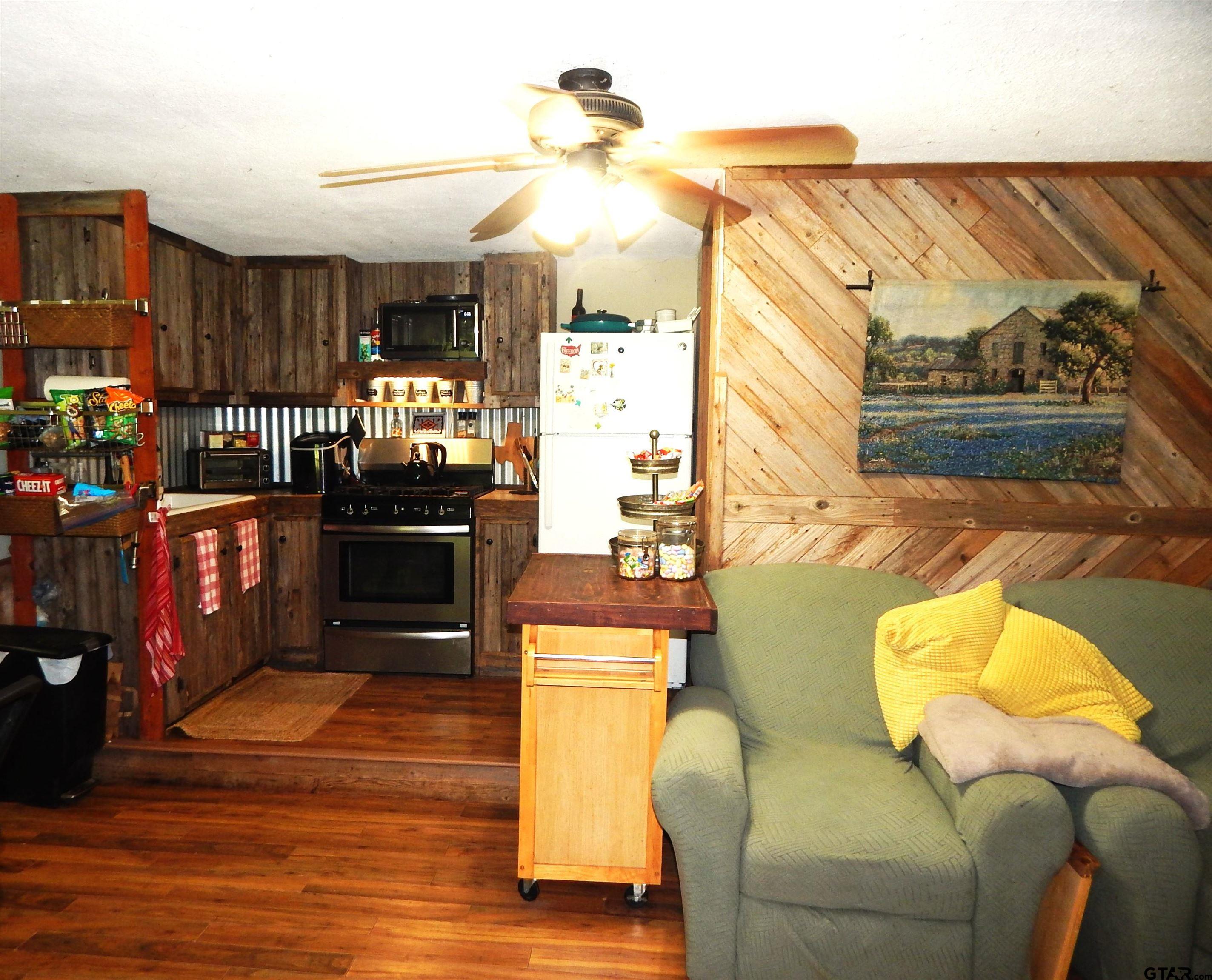 8909 S FM 1795