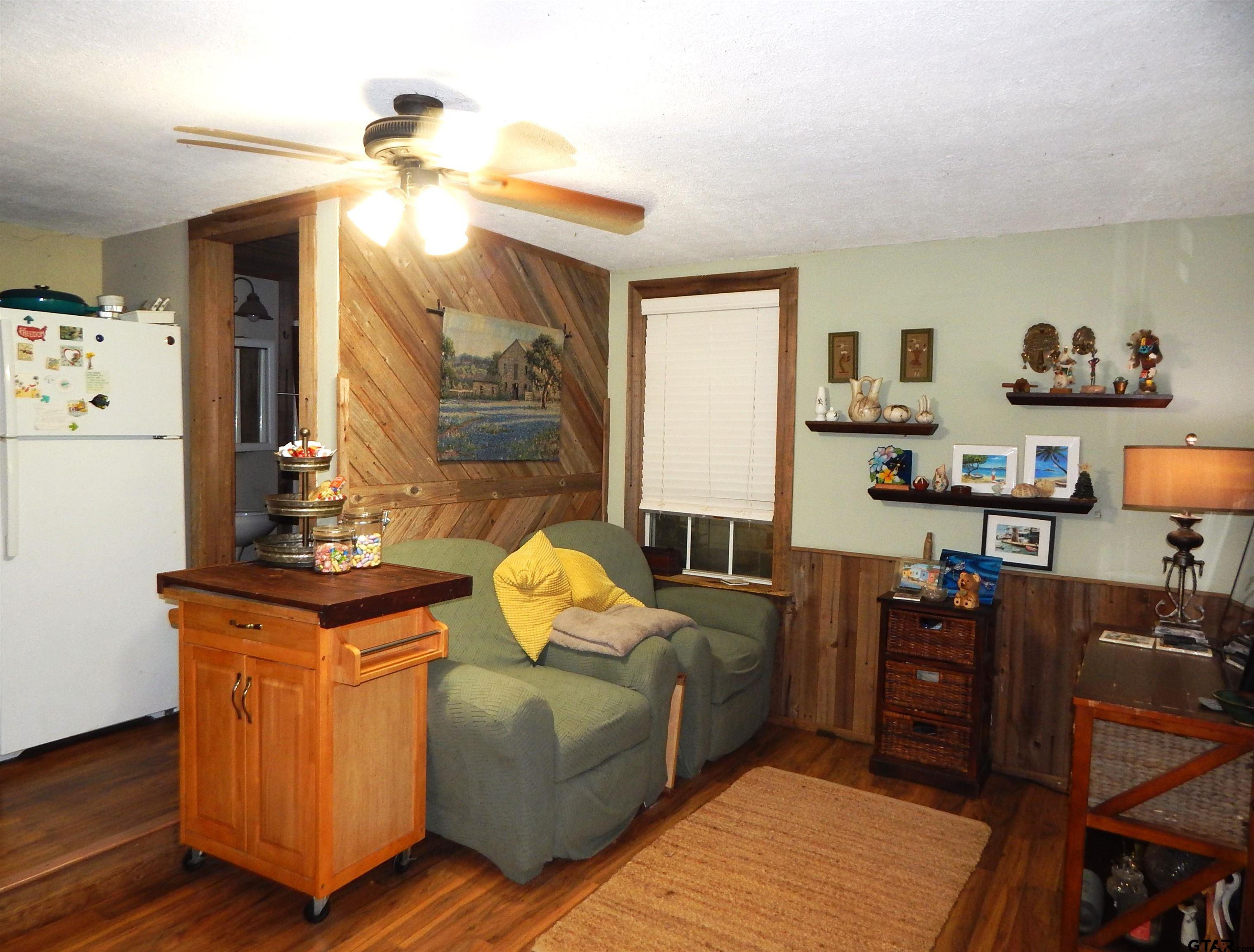 8909 S FM 1795