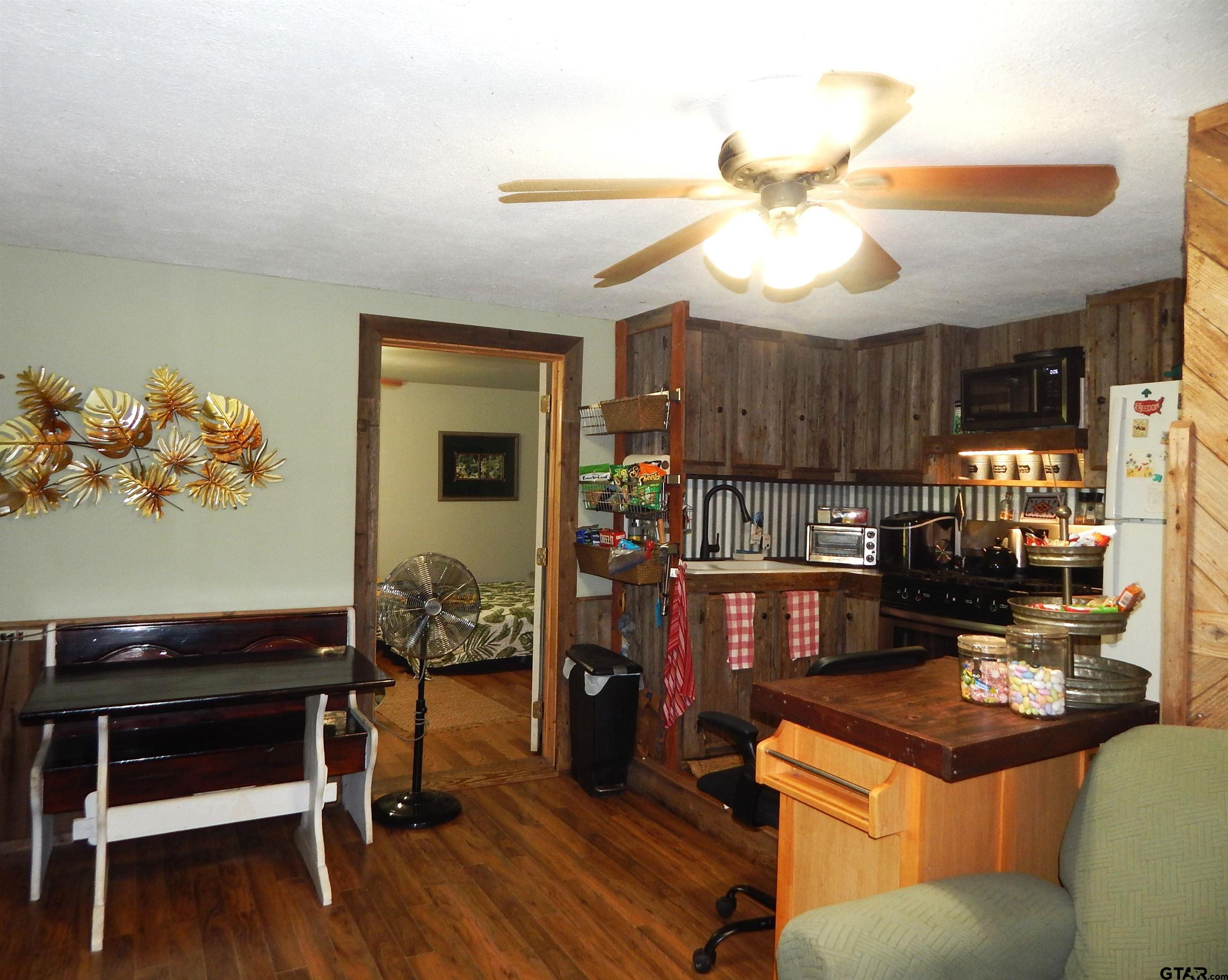 8909 S FM 1795