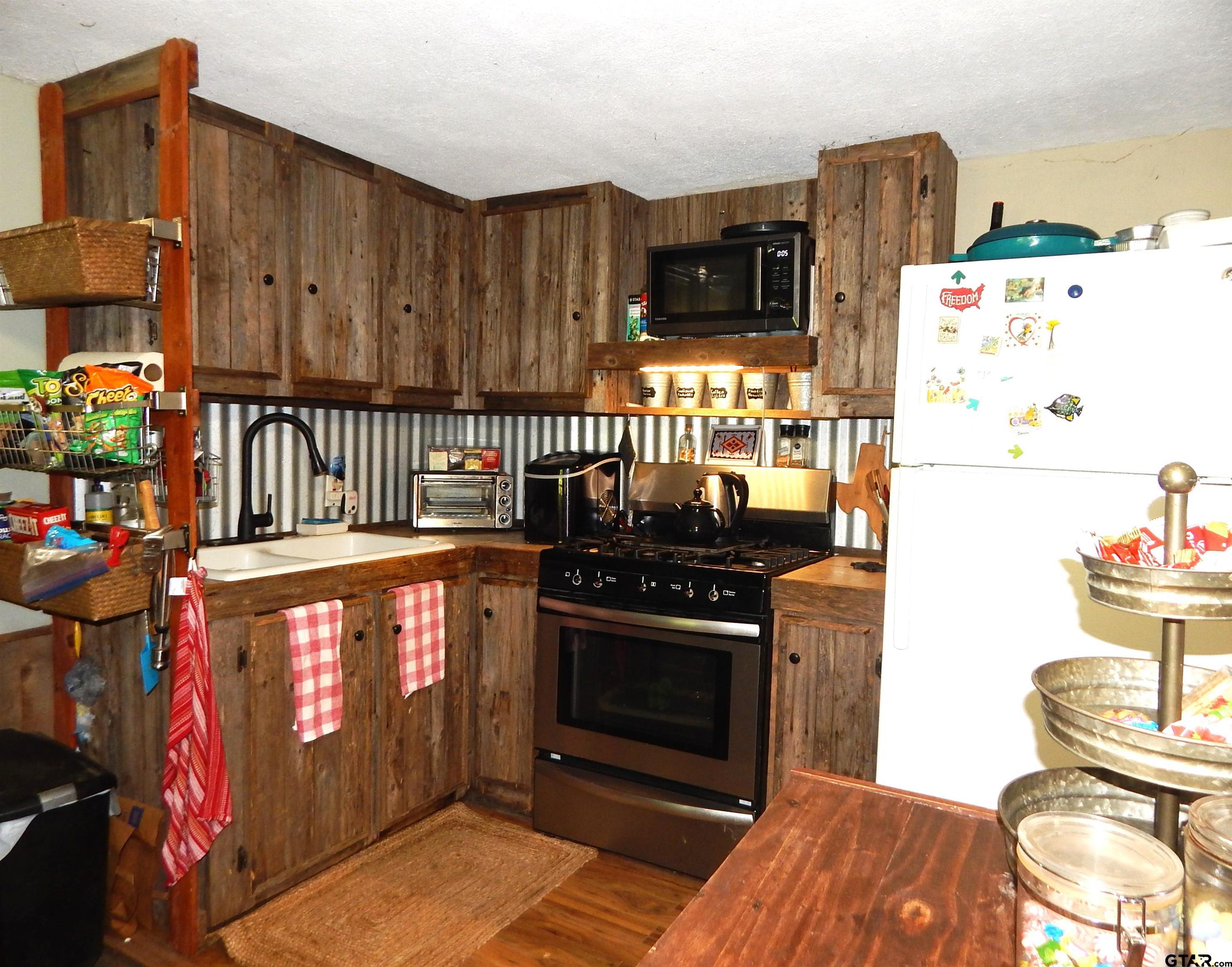8909 S FM 1795