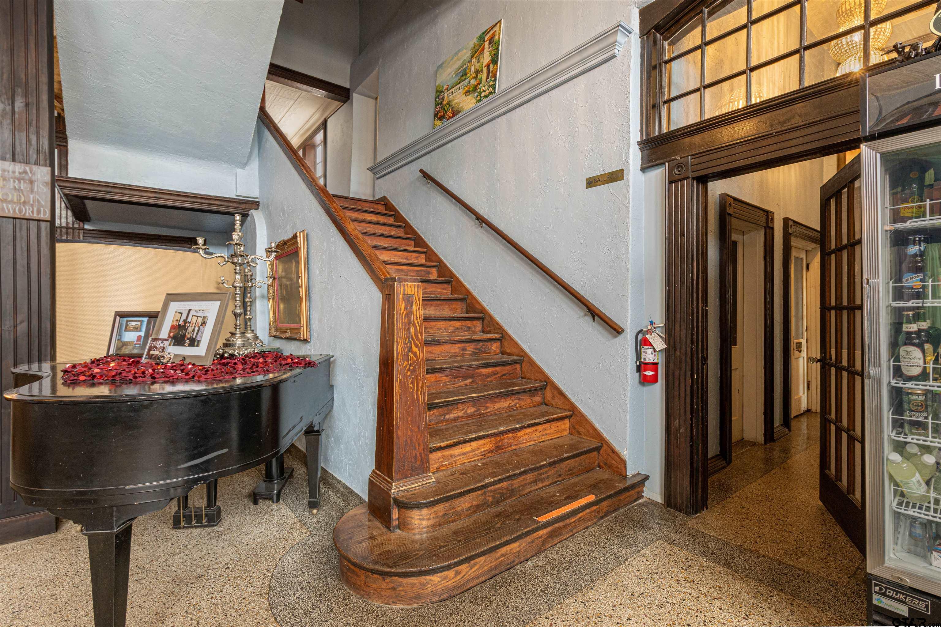 115 E Commerce