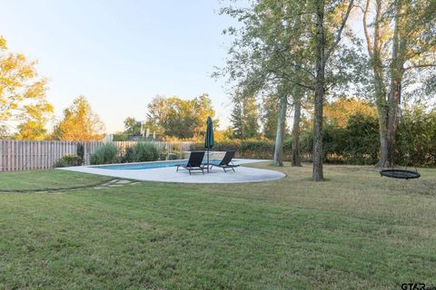 A home in Lindale