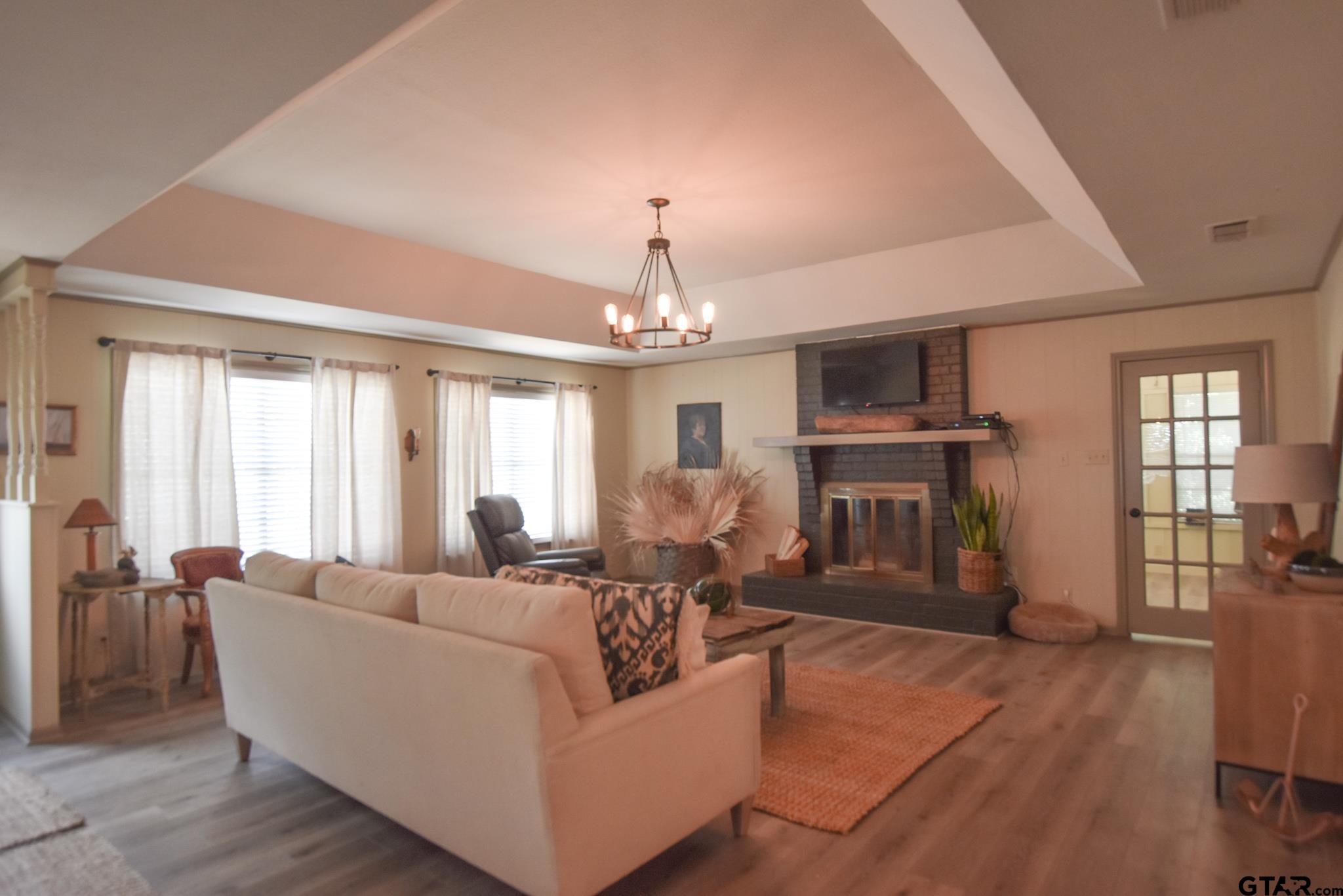 20346 Lake Shore Cir