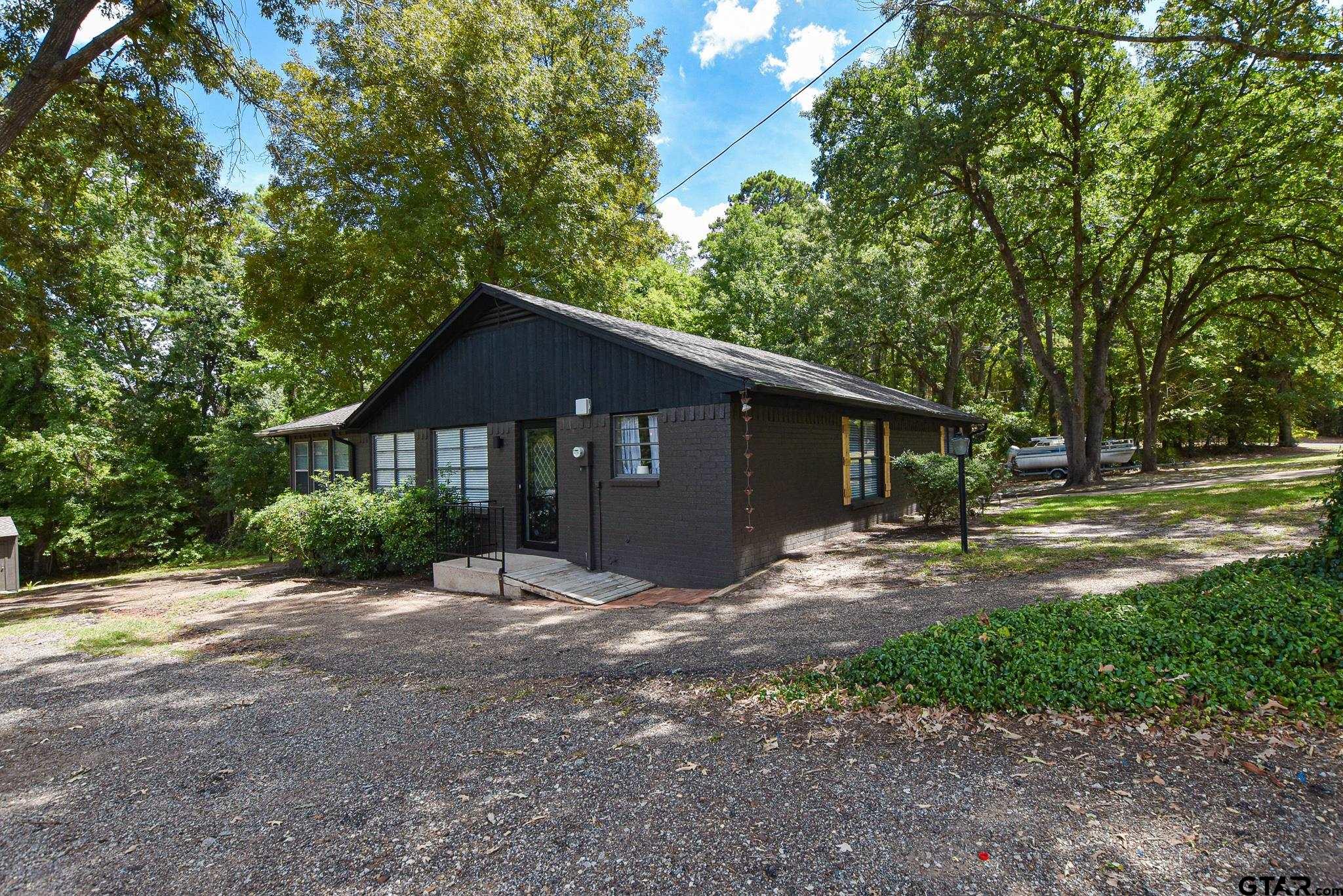 20346 Lake Shore Cir