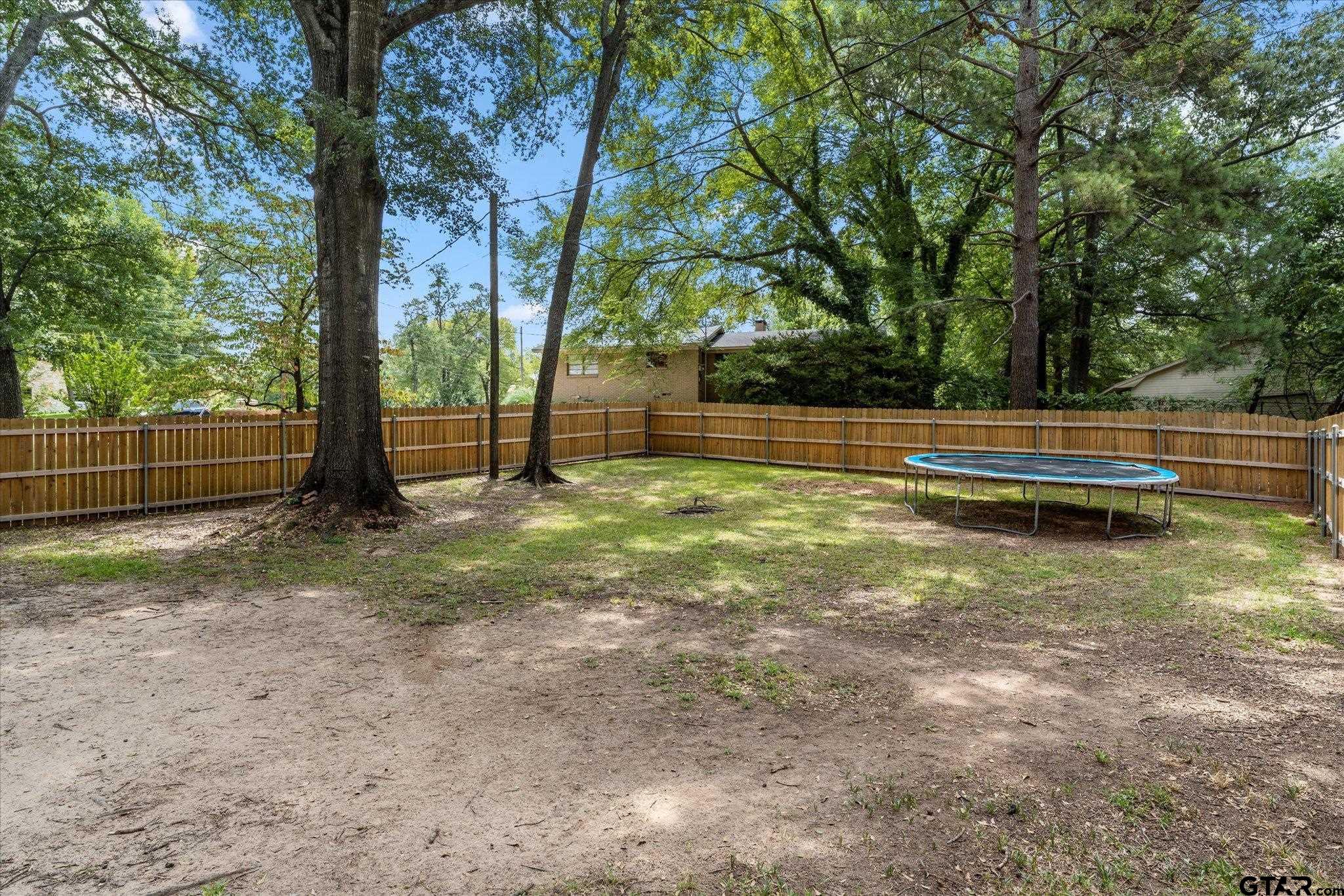 1101 Holly Hill Ln