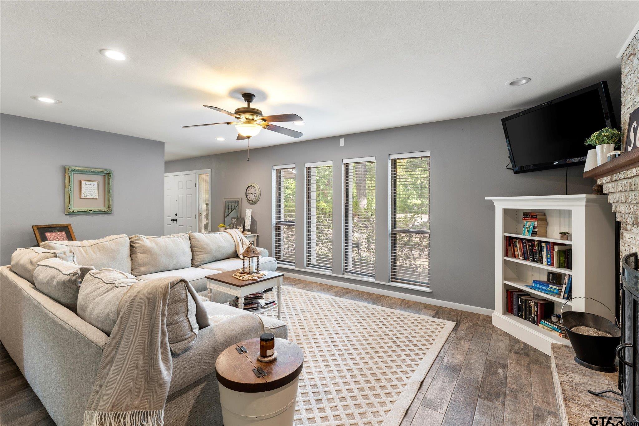 1101 Holly Hill Ln