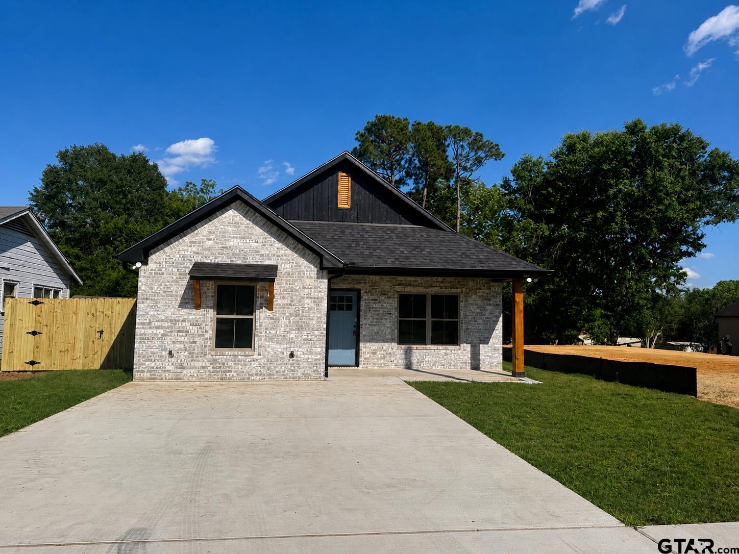 1413 N Summit
