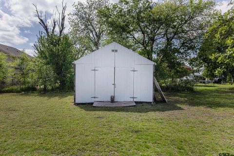 A home in Honey Grove