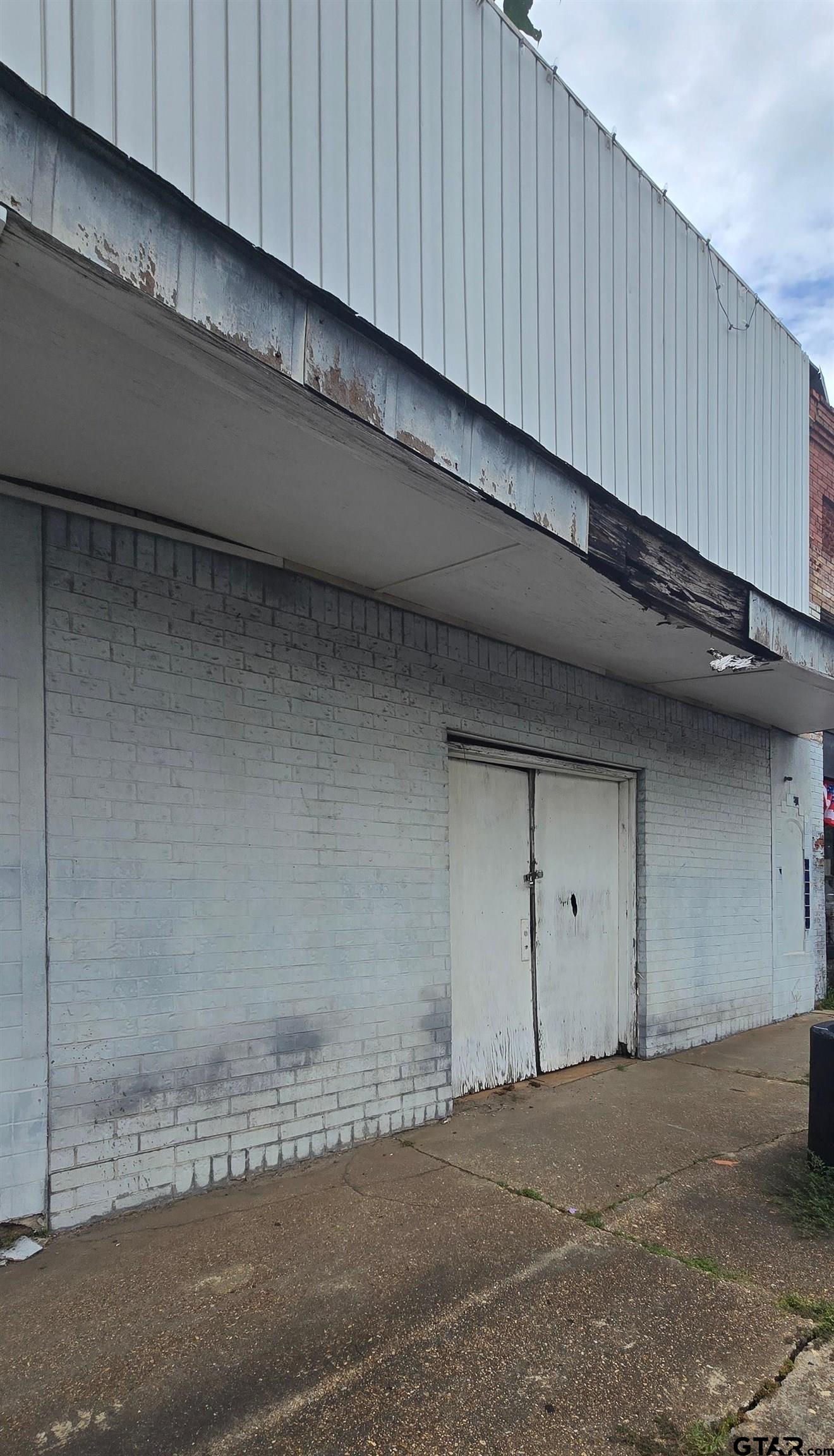 103 S Commerce St