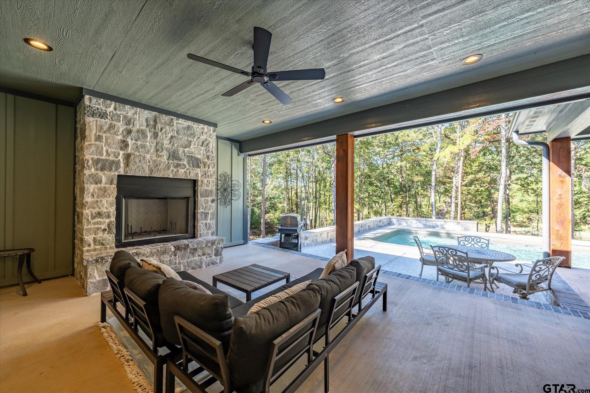 15360 Lakeside Dr