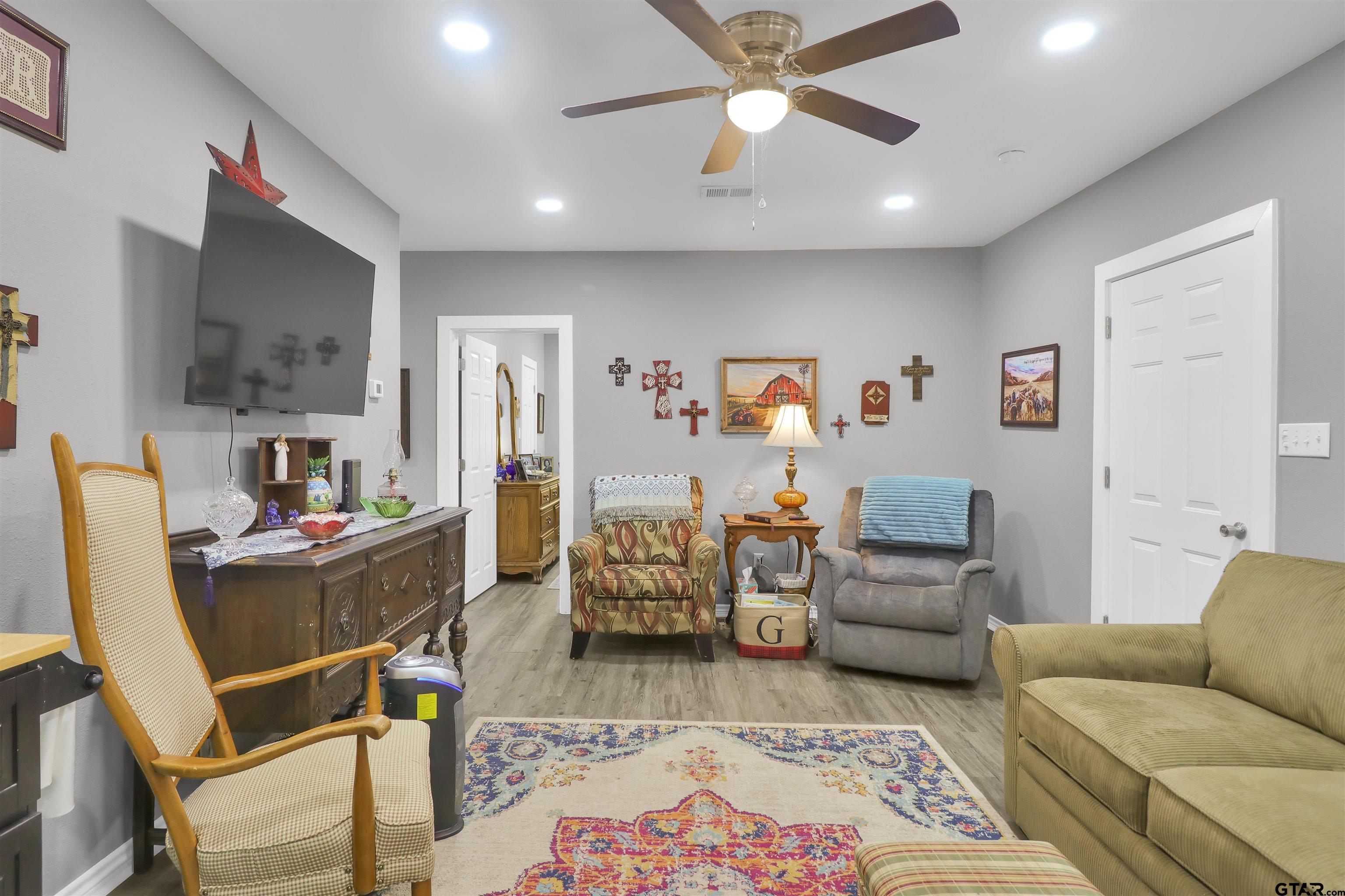 554 E San Antonio St