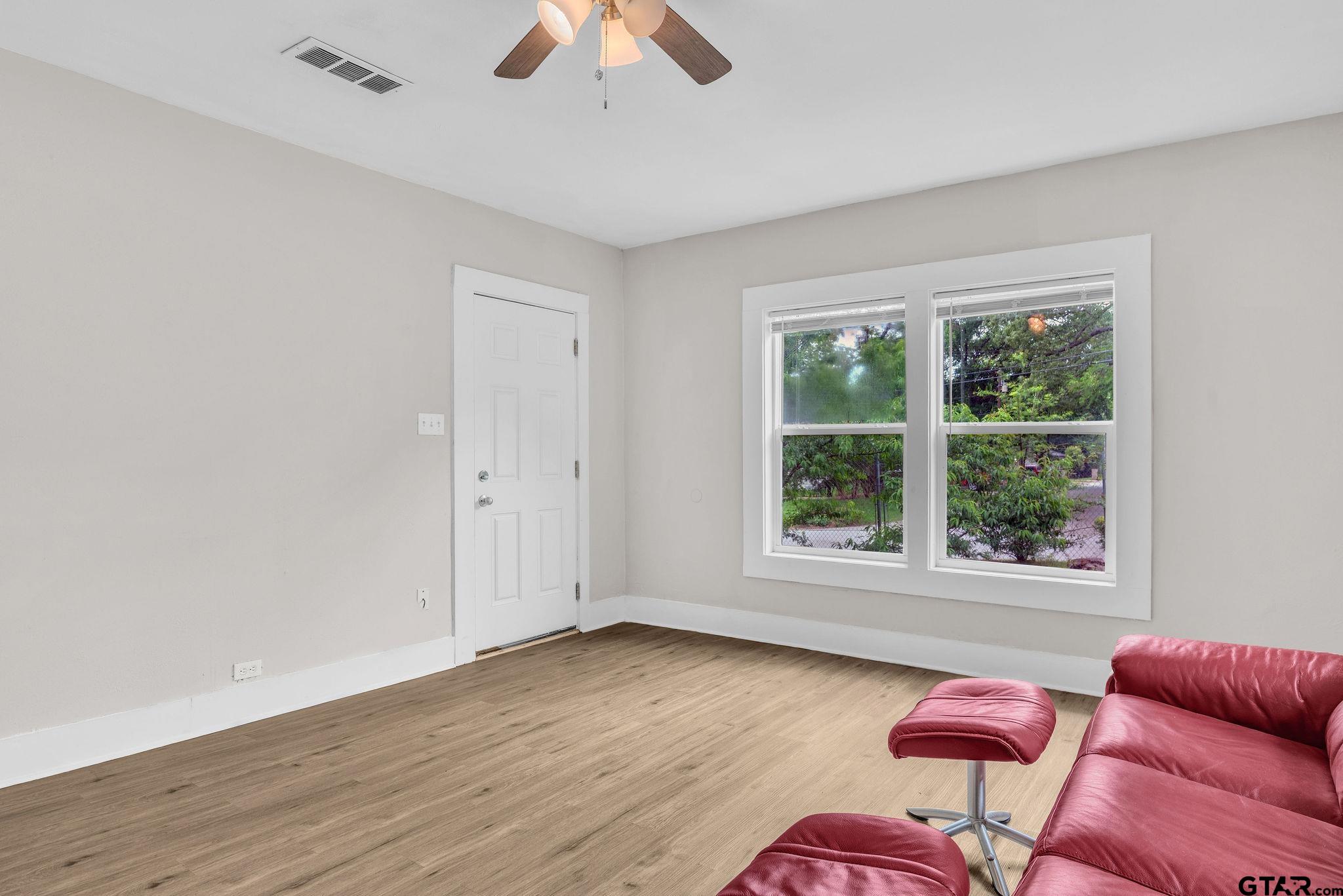 1409 N Carlyle Ave