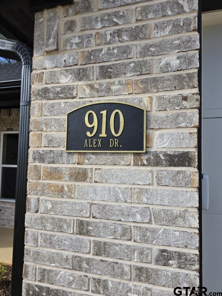 910 Alex Dr