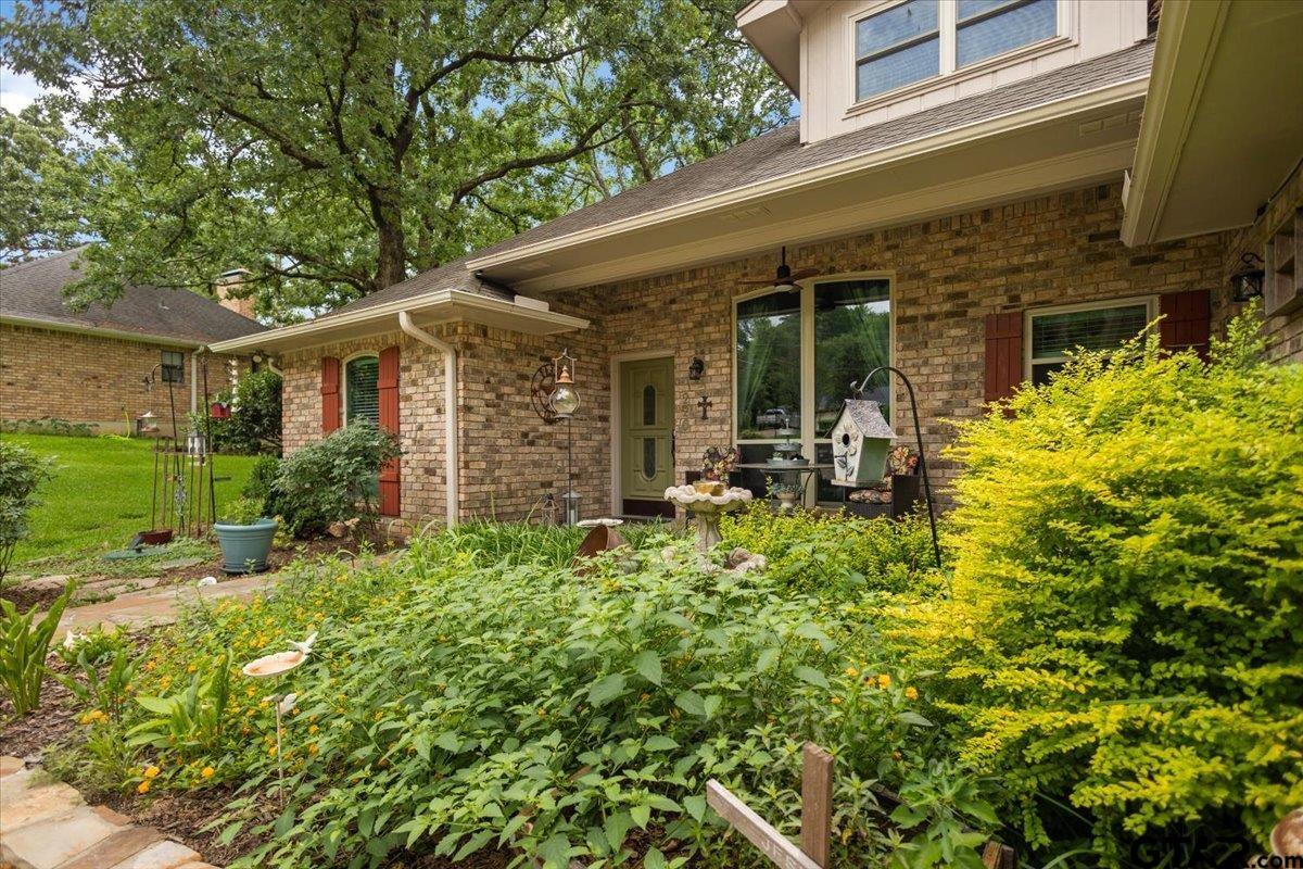 226 PINEWOOD LN