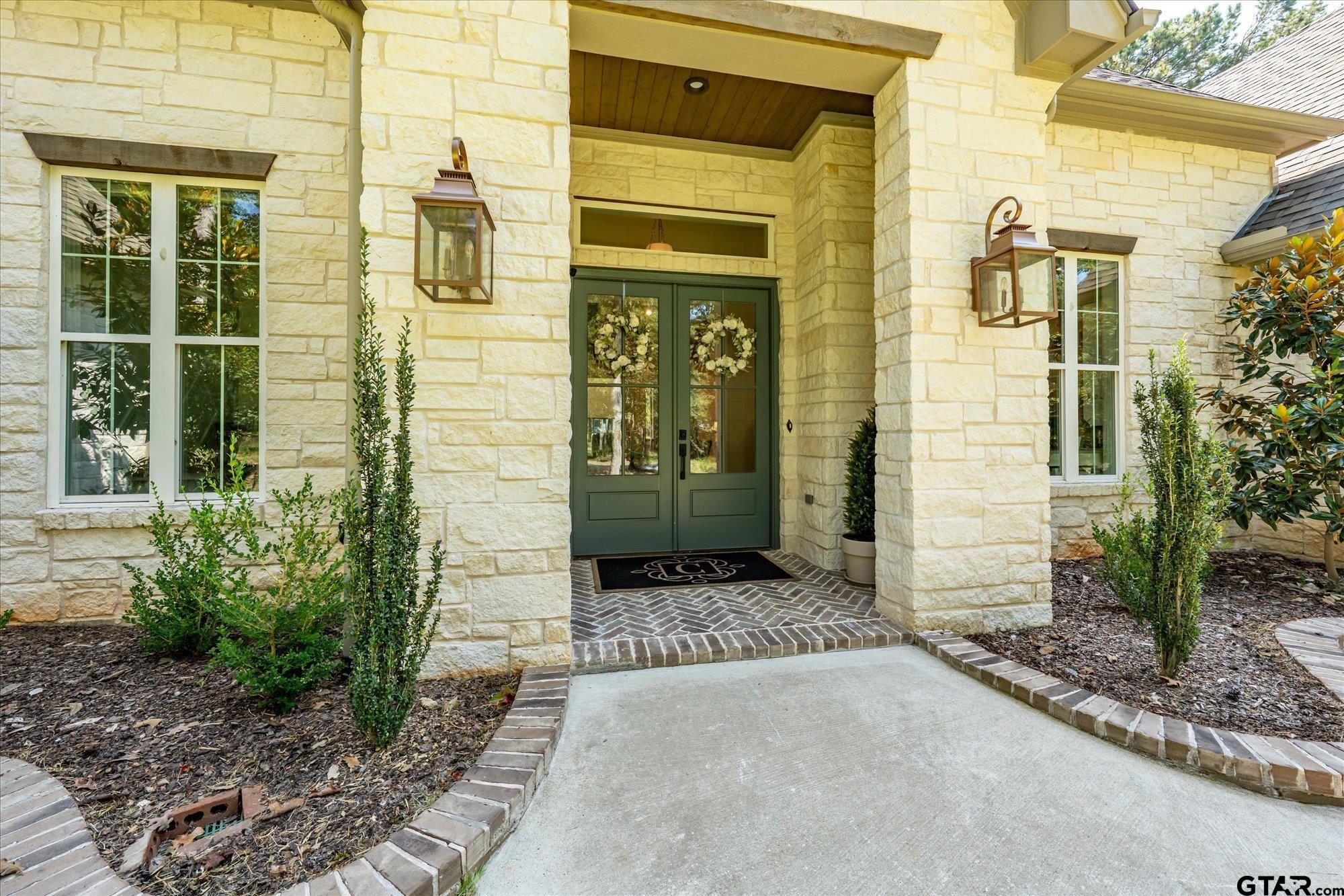 15373 Lakeside Drive