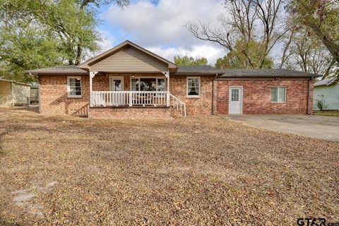 A home in Lindale