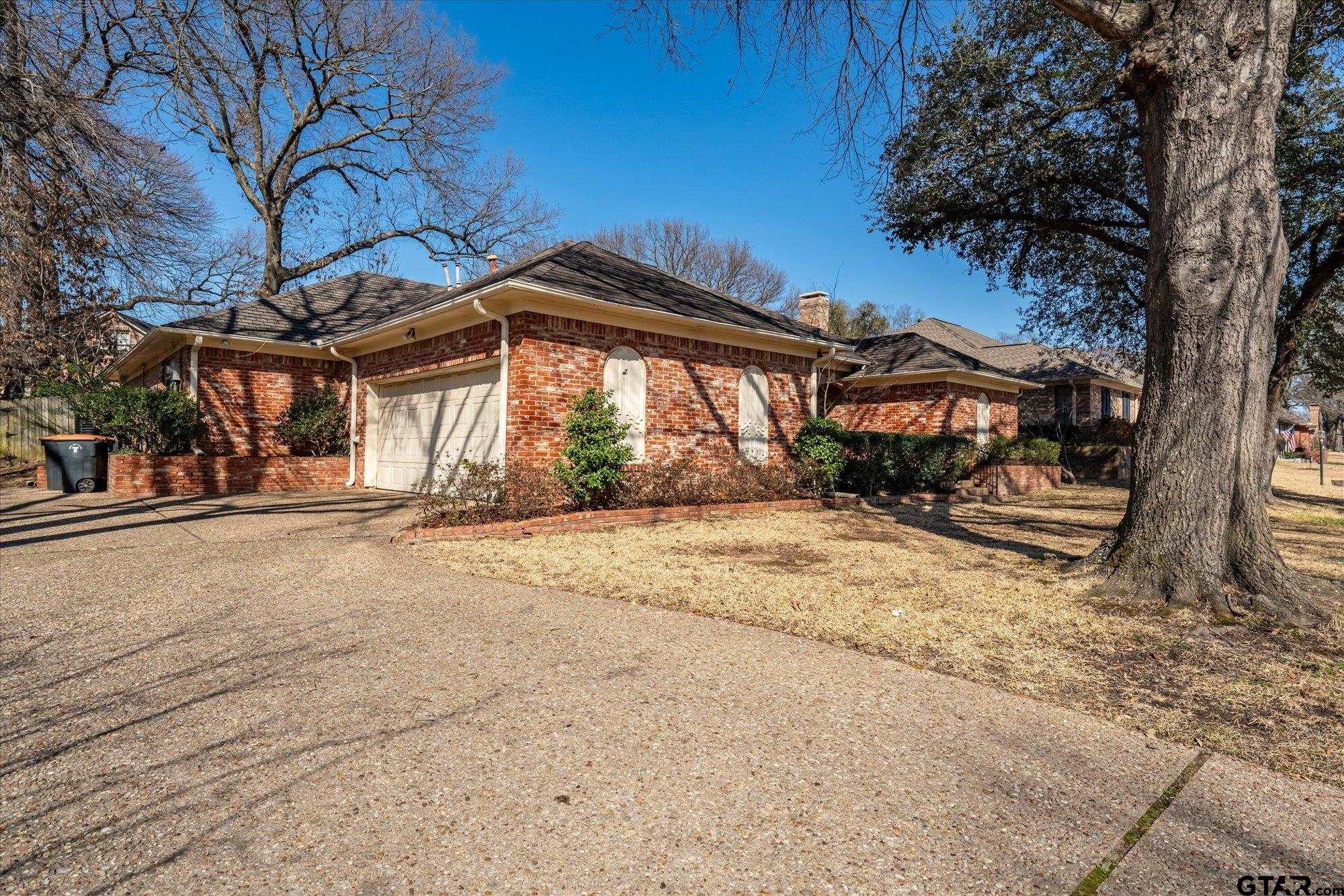 815 WOODLAND HILLS DRIVE